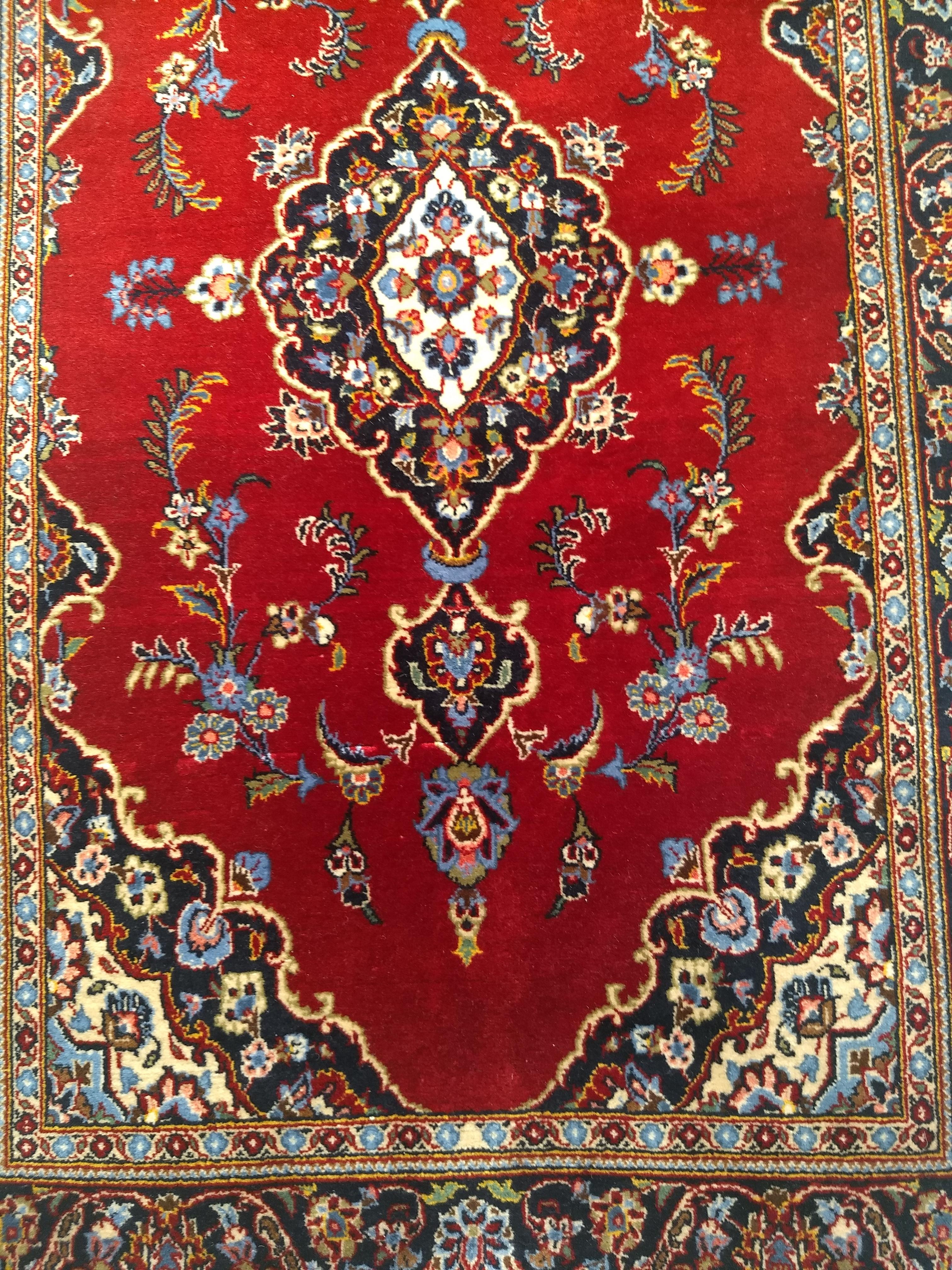 Kashan persa vintage con motivos florales en rojo, azul bebé, marfil y azul marino Persa en venta