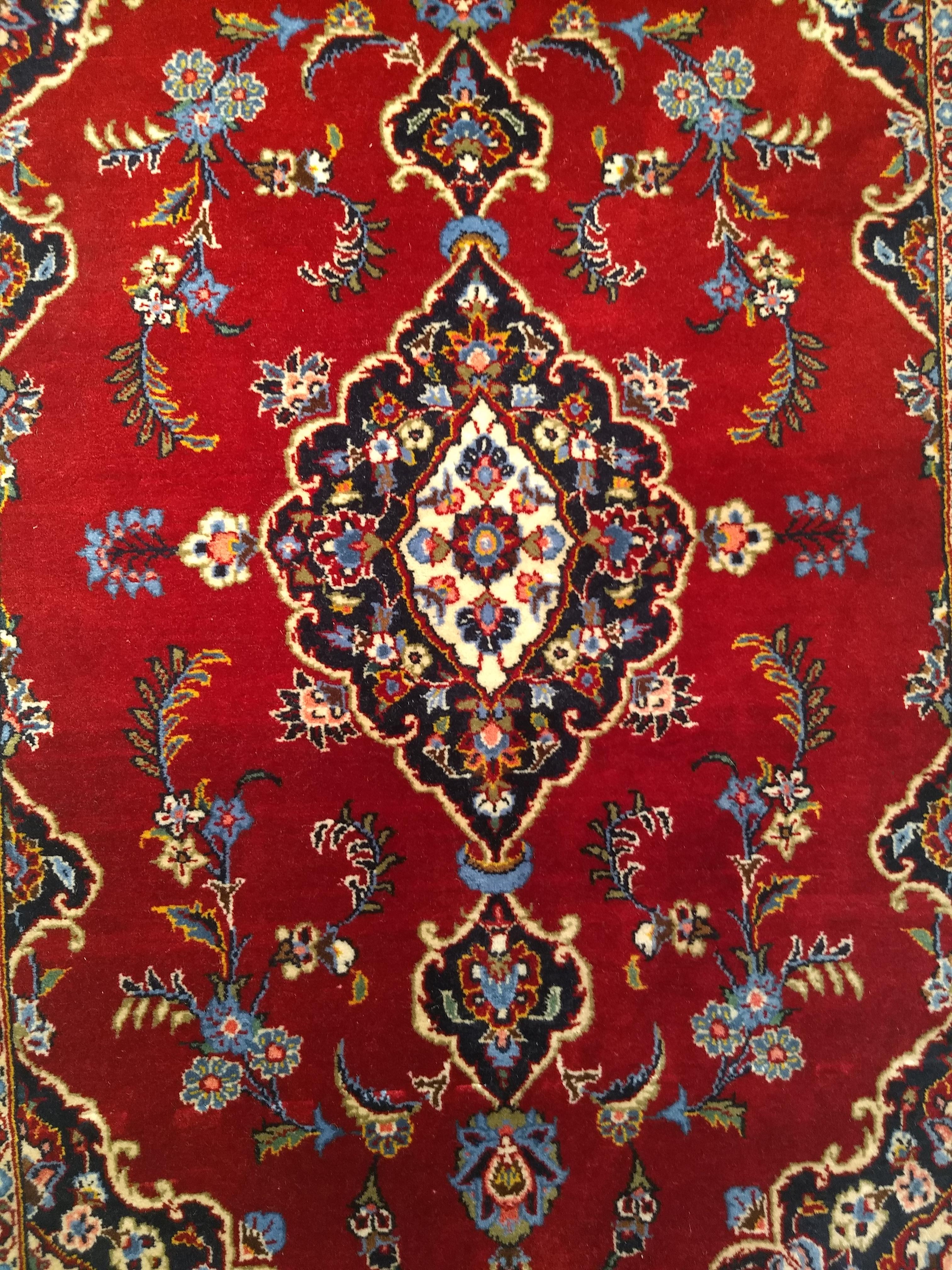 Kashan persa vintage con motivos florales en rojo, azul bebé, marfil y azul marino Tejido a mano en venta