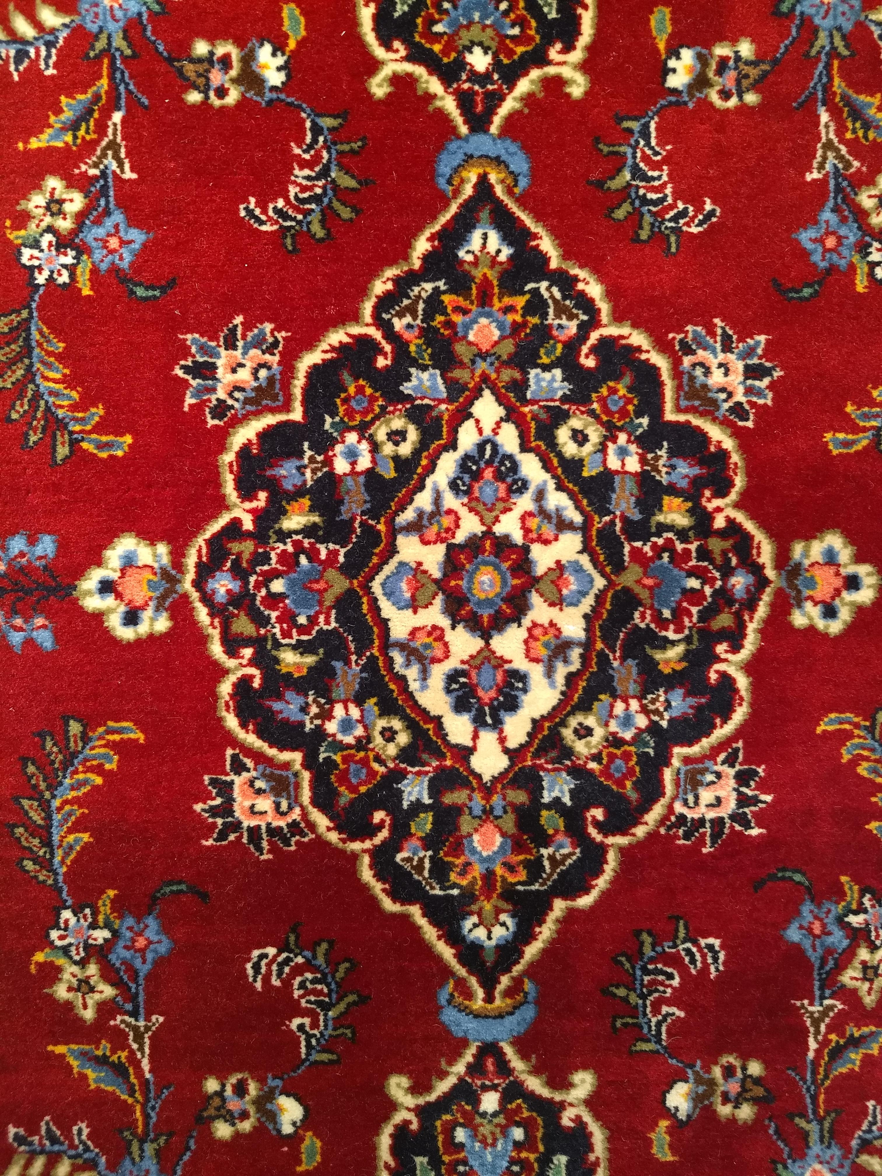 Kashan persa vintage con motivos florales en rojo, azul bebé, marfil y azul marino en Bueno estado para la venta en Barrington, IL