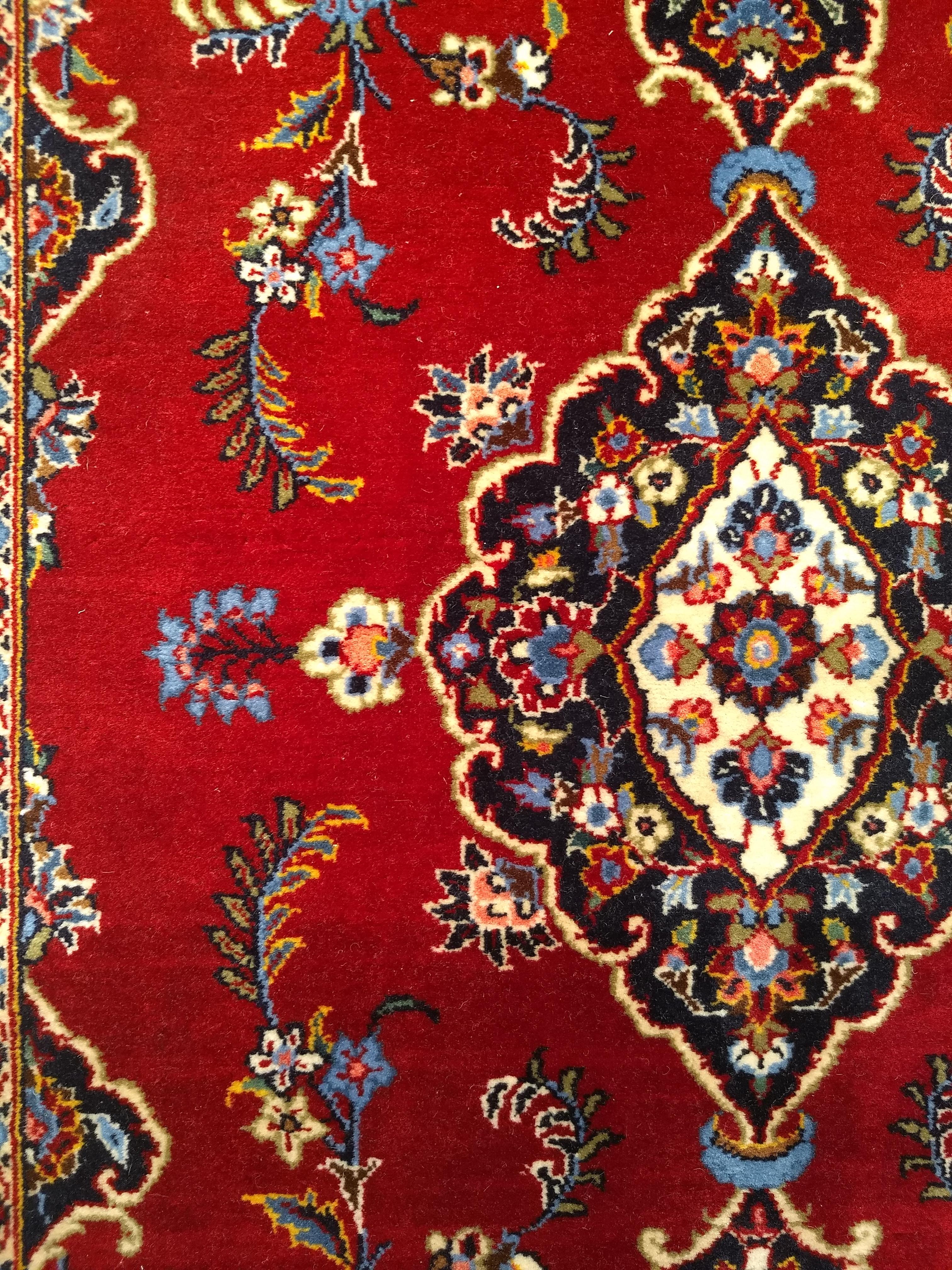 Kashan persa vintage con motivos florales en rojo, azul bebé, marfil y azul marino siglo XX en venta