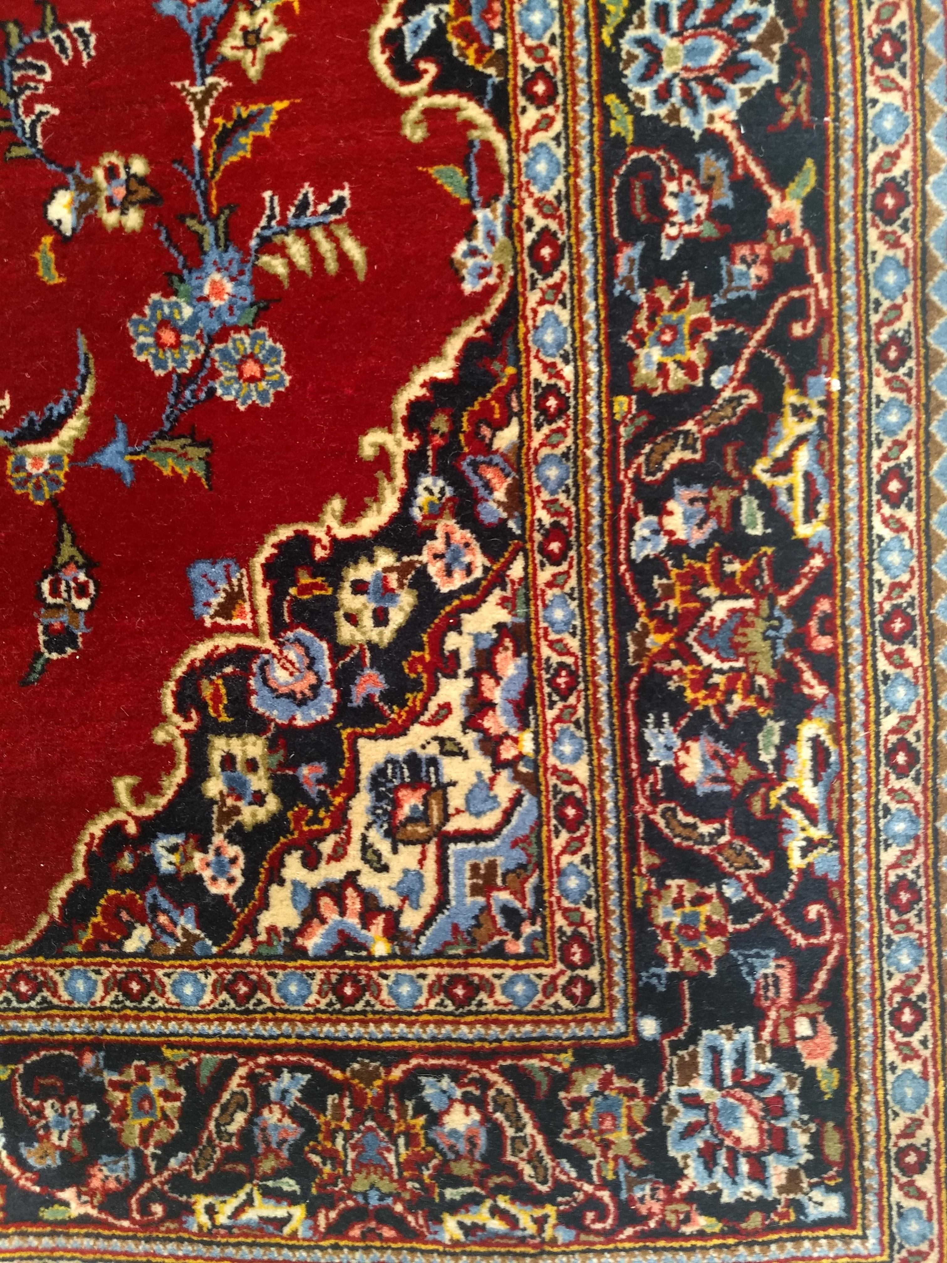 Kashan persa vintage con motivos florales en rojo, azul bebé, marfil y azul marino Lana en venta