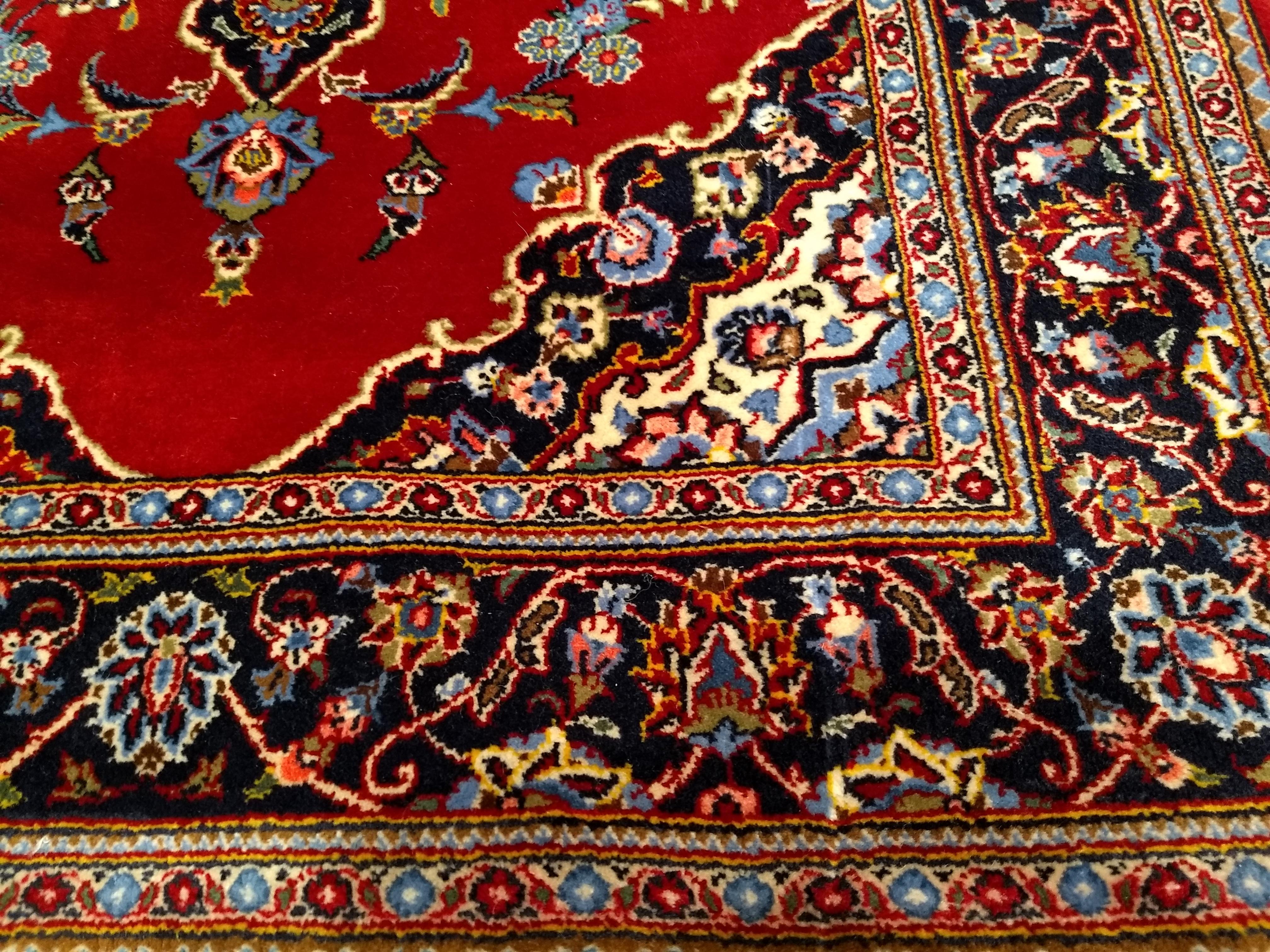 Kashan persa vintage con motivos florales en rojo, azul bebé, marfil y azul marino en venta 2
