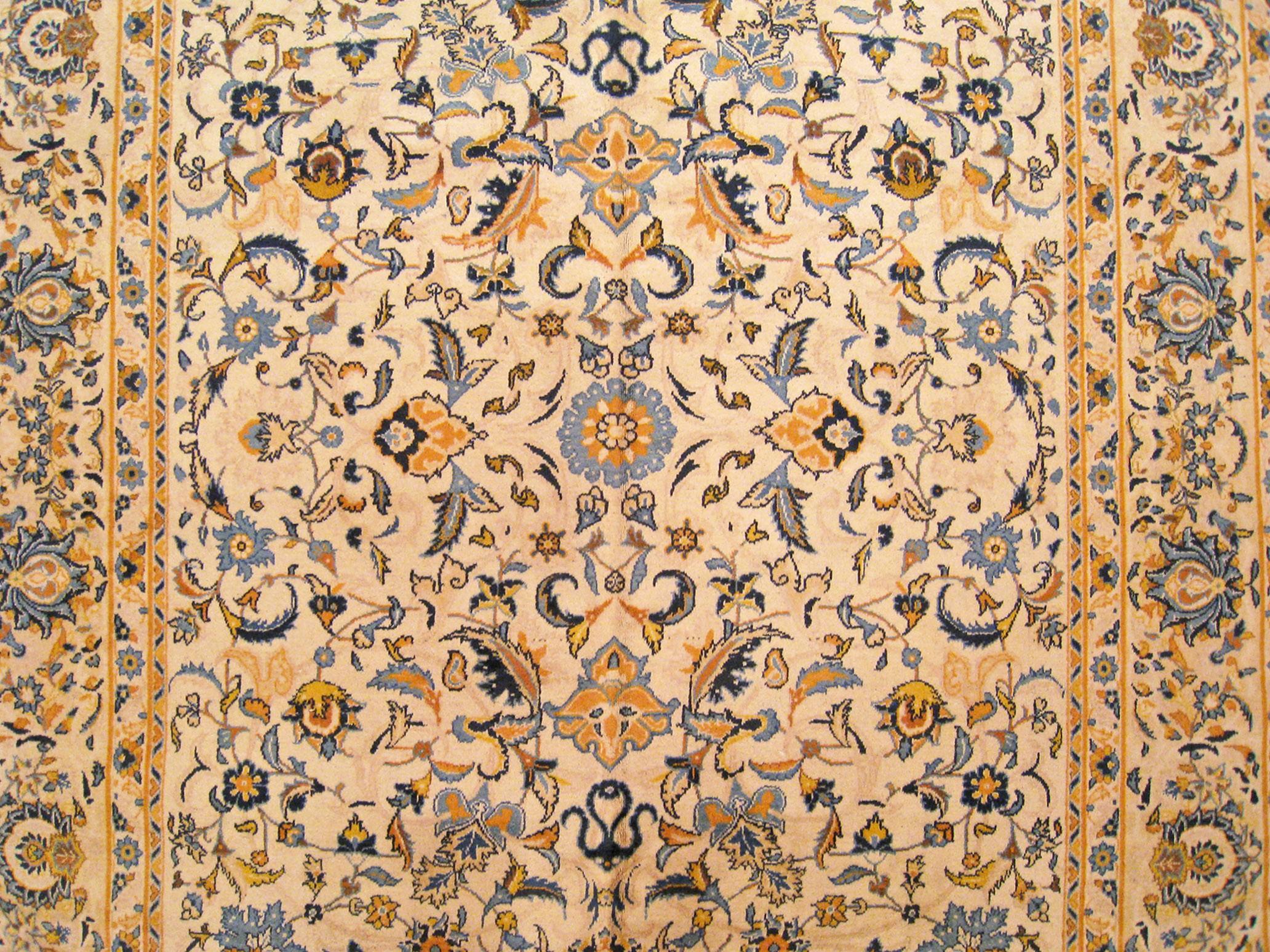 Persischer Kashan- orientalischer Vintage-Teppich, in Zimmergröße, mit Blumenelementen  (Mitte des 20. Jahrhunderts) im Angebot