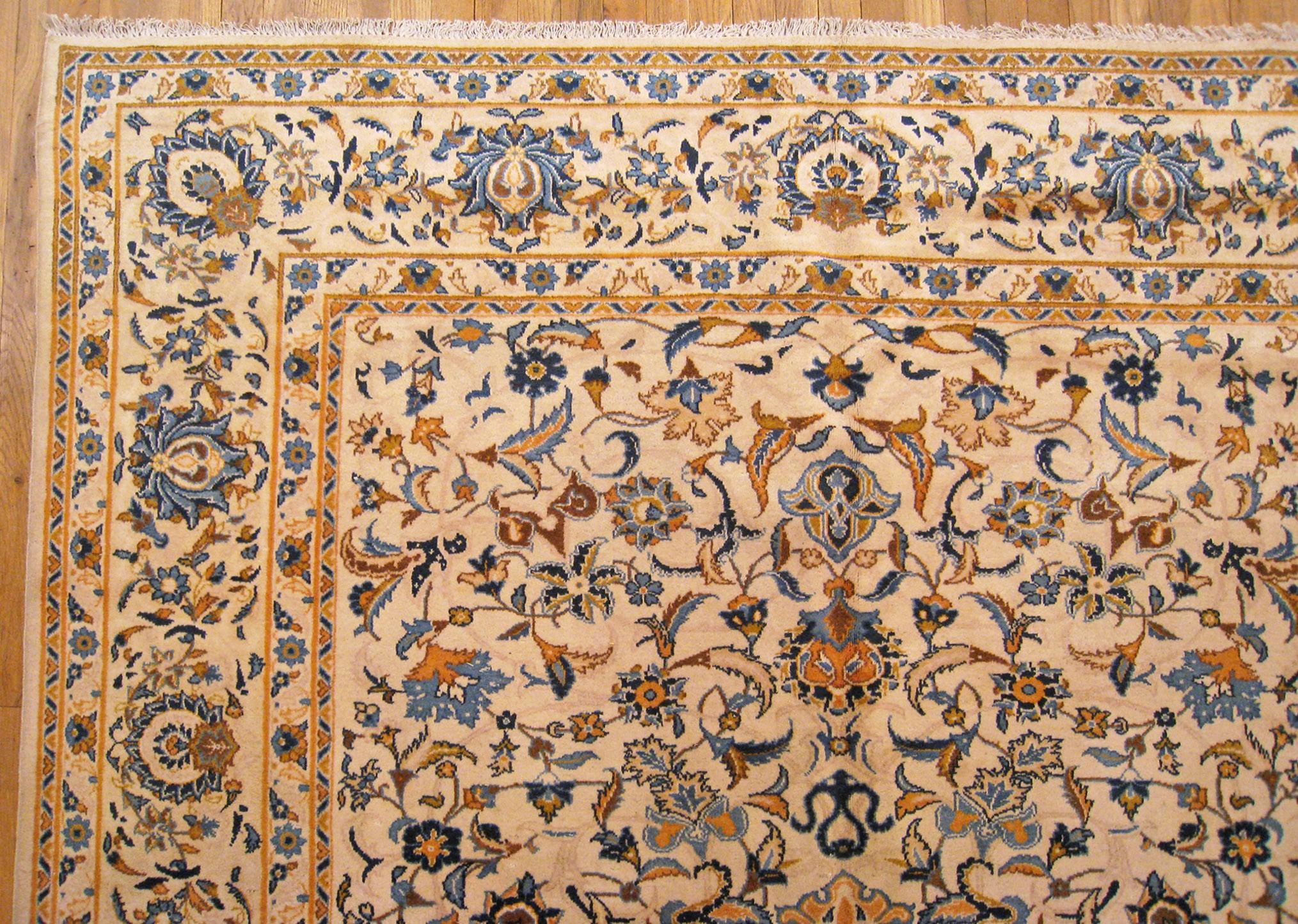 Persischer Kashan- orientalischer Vintage-Teppich, in Zimmergröße, mit Blumenelementen  (Wolle) im Angebot