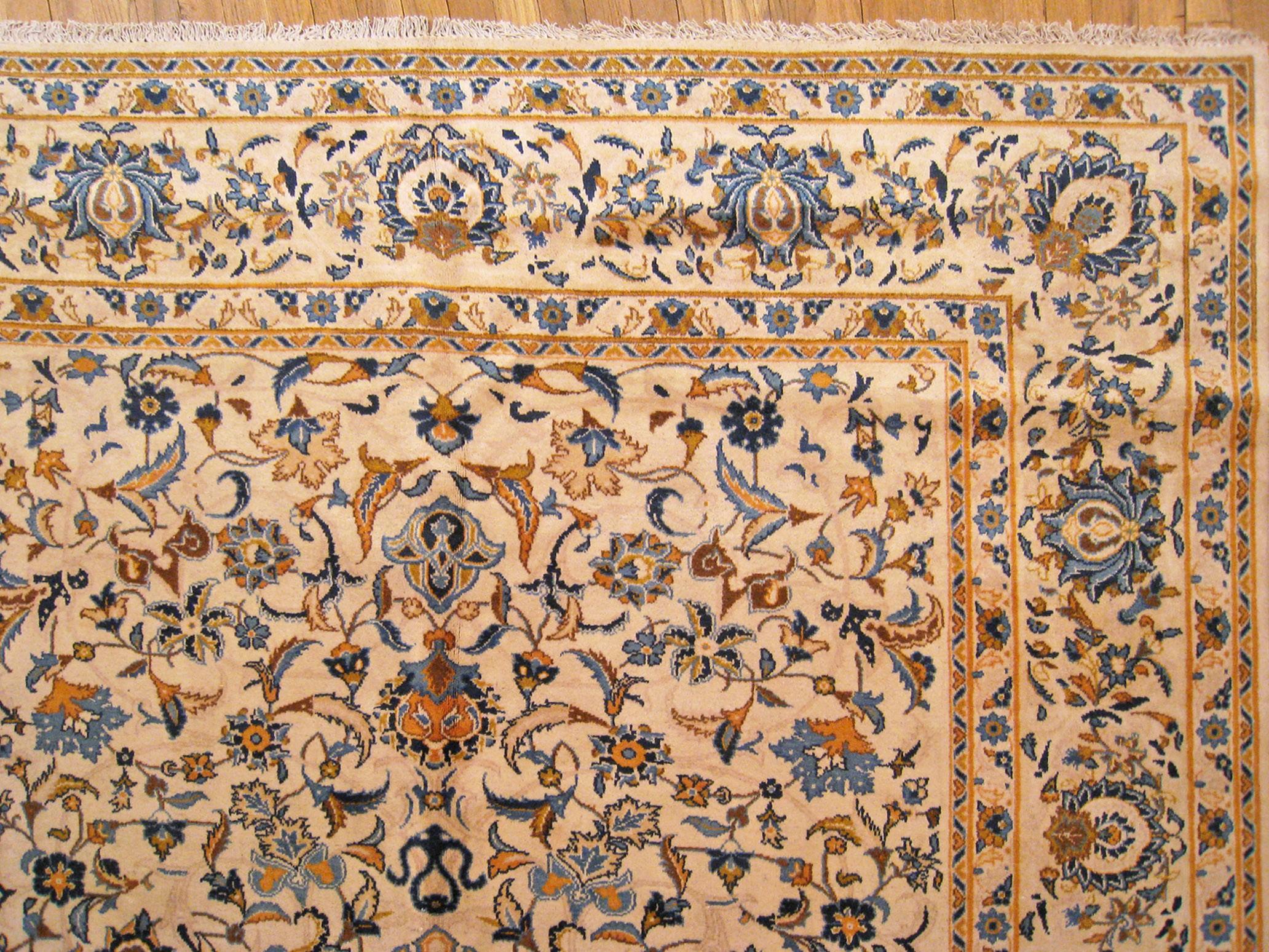 Persischer Kashan- orientalischer Vintage-Teppich, in Zimmergröße, mit Blumenelementen  im Angebot 1