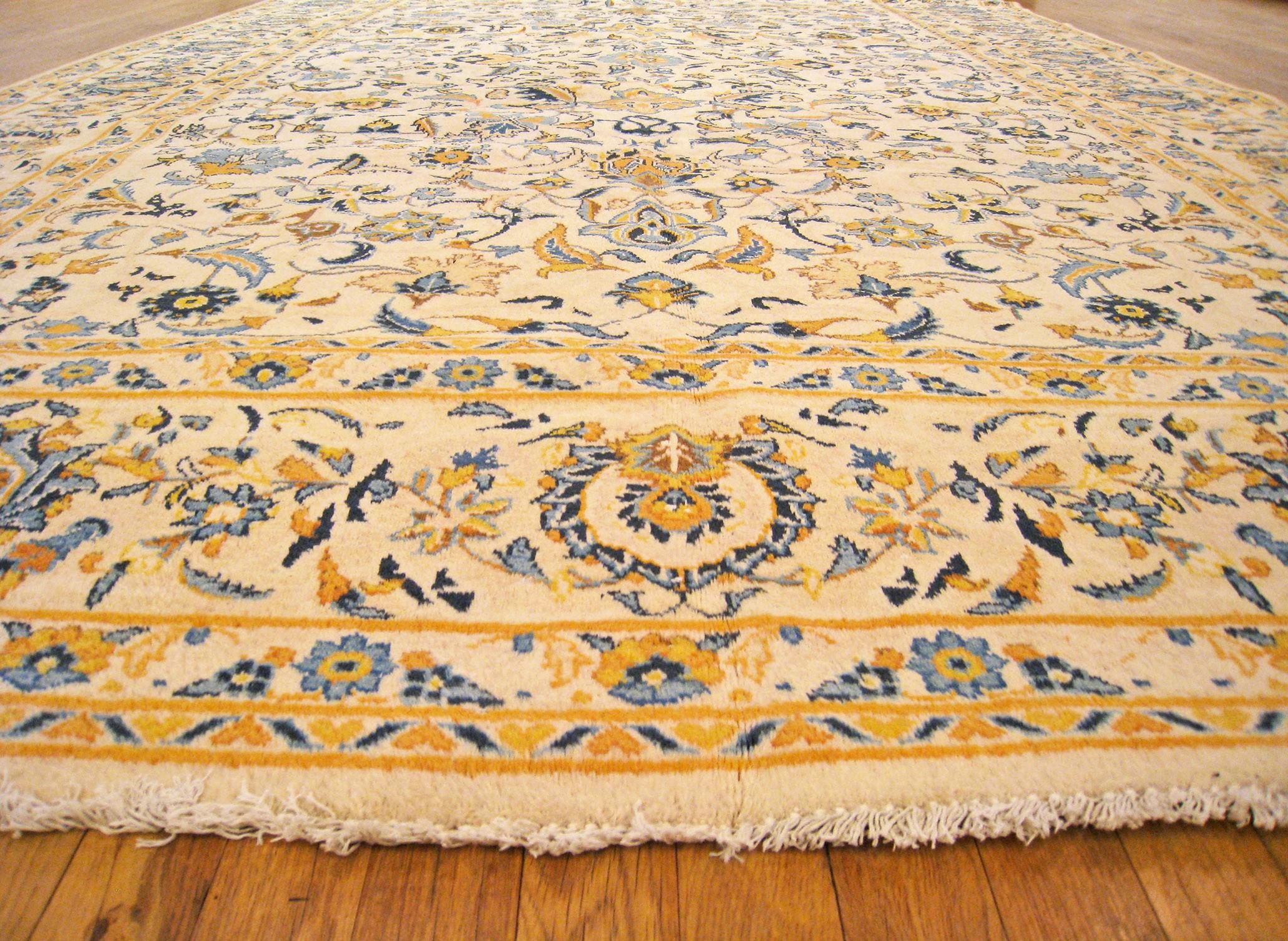 Persischer Kashan- orientalischer Vintage-Teppich, in Zimmergröße, mit Blumenelementen  im Angebot 2