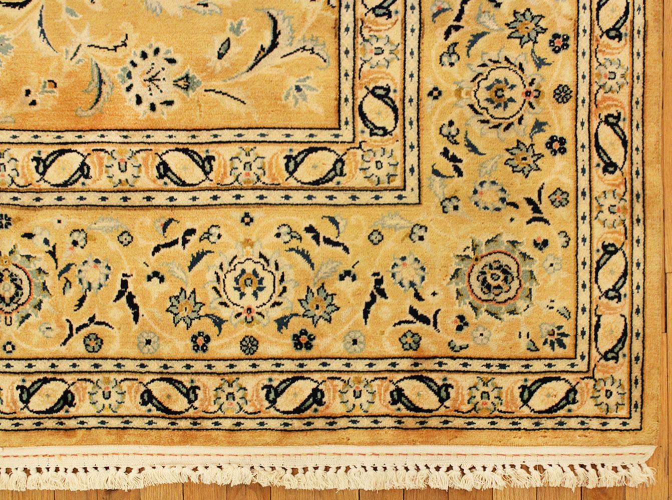 Persischer Kashan- Orientalischer Teppich im Vintage-Stil mit Blumenelementen im Zustand „Gut“ im Angebot in New York, NY