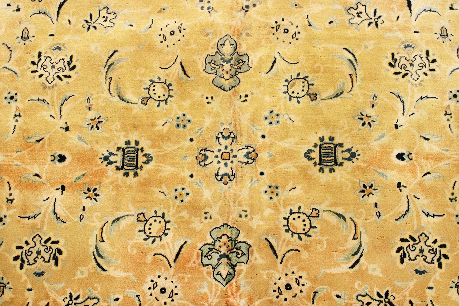 Persischer Kashan- Orientalischer Teppich im Vintage-Stil mit Blumenelementen (Mitte des 20. Jahrhunderts) im Angebot