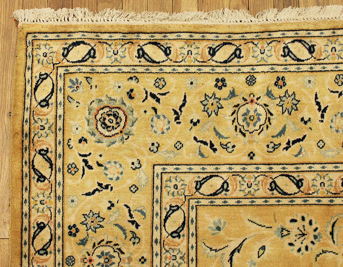 Persischer Kashan- Orientalischer Teppich im Vintage-Stil mit Blumenelementen (Wolle) im Angebot