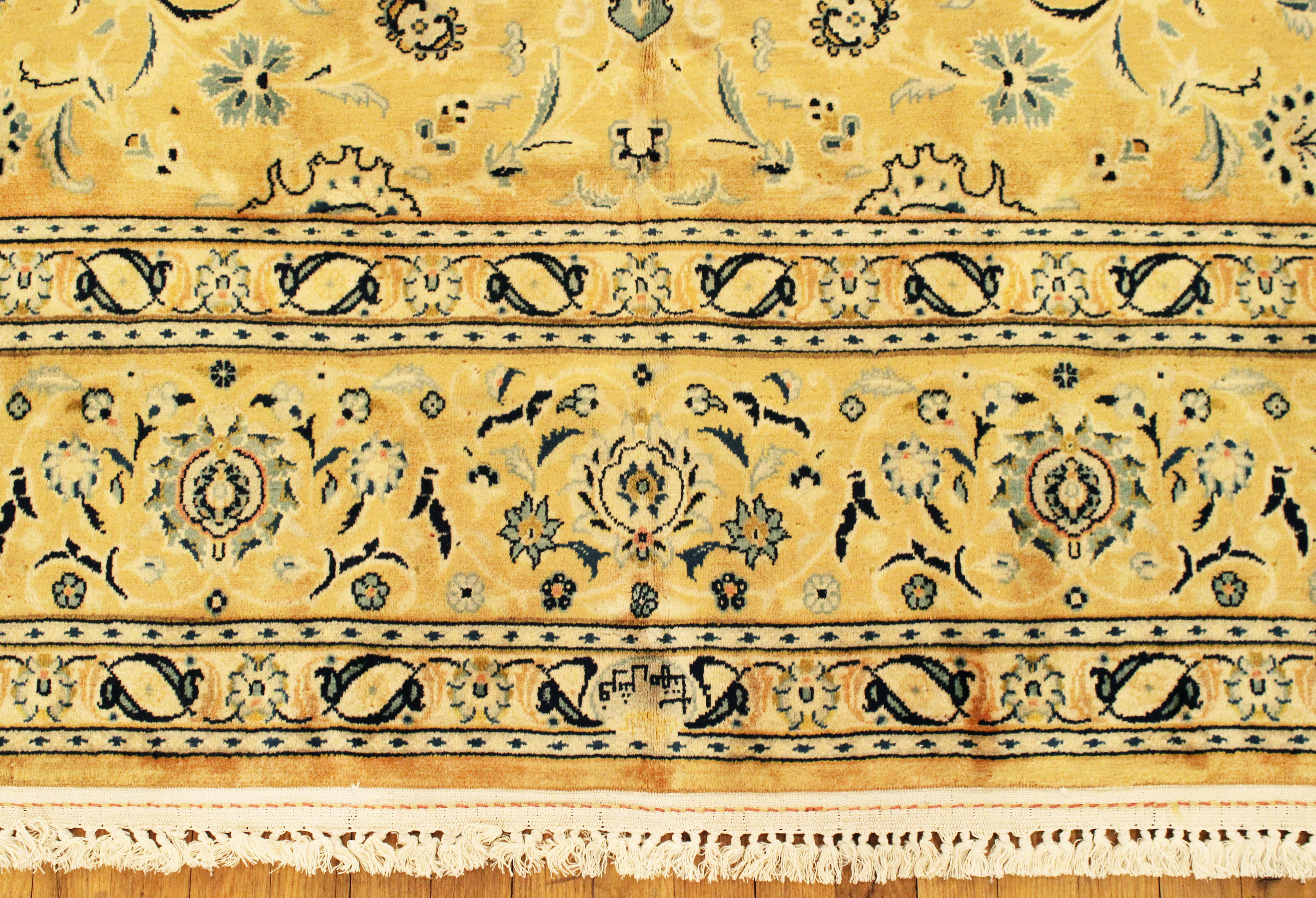 Persischer Kashan- Orientalischer Teppich im Vintage-Stil mit Blumenelementen im Angebot 1