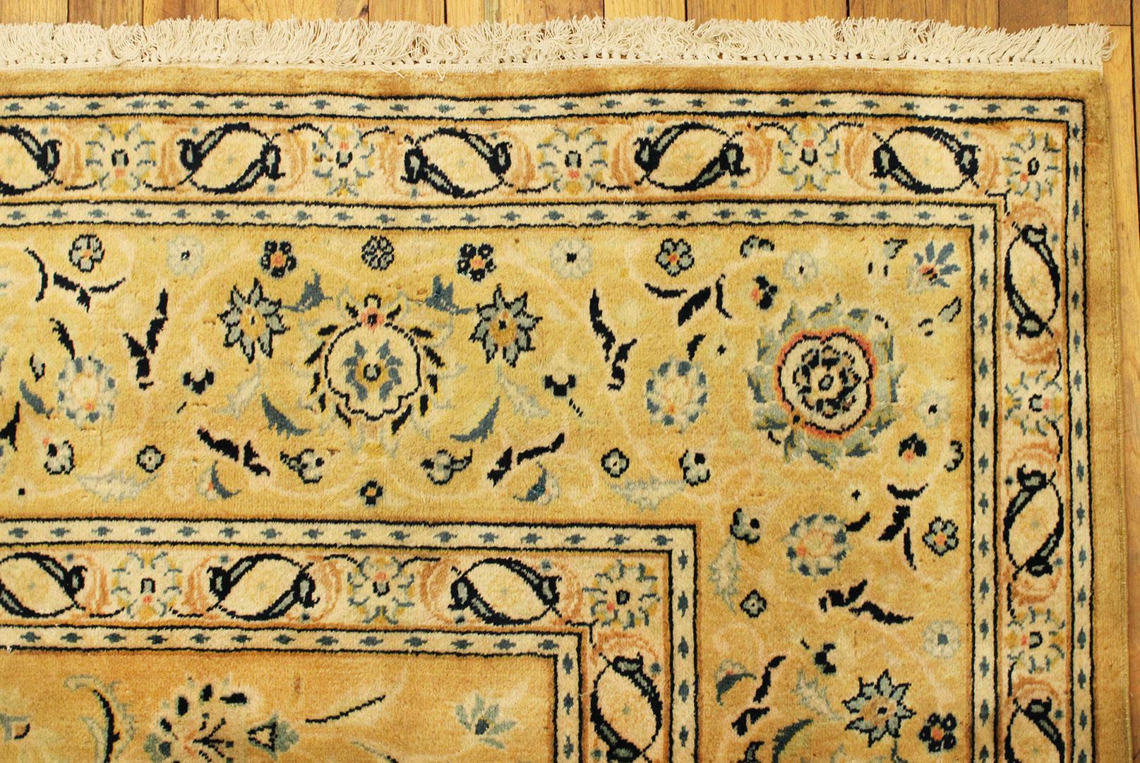 Persischer Kashan- Orientalischer Teppich im Vintage-Stil mit Blumenelementen im Angebot 2