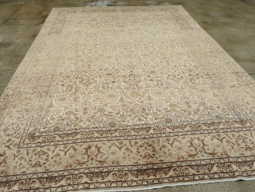 Dieser exquisite persische Kashan-Teppich aus der Mitte des 20. Jahrhunderts mit den Maßen 8' 9