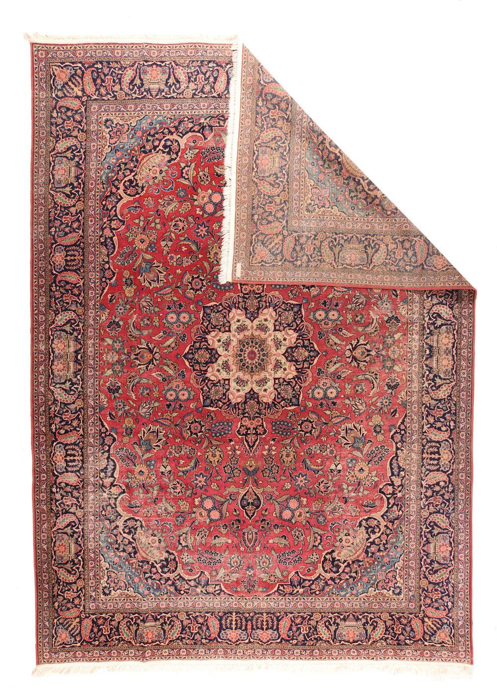 Vintage Persisch Kashan Teppich 10'5'' x 14'6''. Diese gut gewebte zentralpersische Stadtweberei auf Baumwollbasis folgt dem klassischen Kashan-Muster: ein rotes Feld mit einem Vier-Wege-Muster aus Palmetten, Blättern und Weinreben, mit navyfarbenen