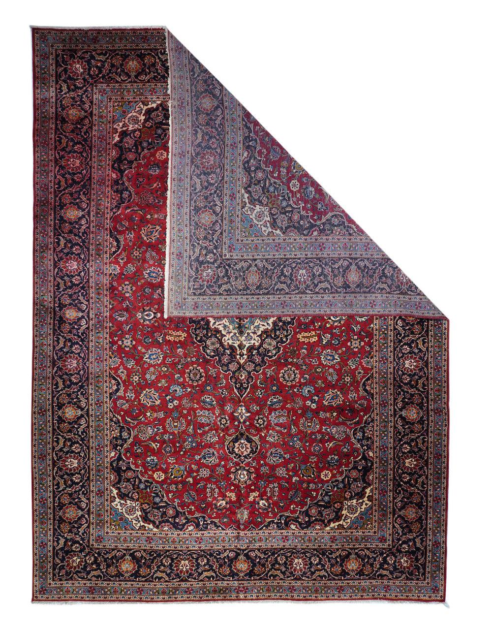 Tappeto persiano vintage Kashan 10'8'' x 14'3''. Questo è tutto ciò che un tappeto Kashan urbano classico dovrebbe essere: campo rosso rubino con una disposizione bilaterale di palmette, garofani e rampicanti; medaglione ogivale con bordo a fiamma,