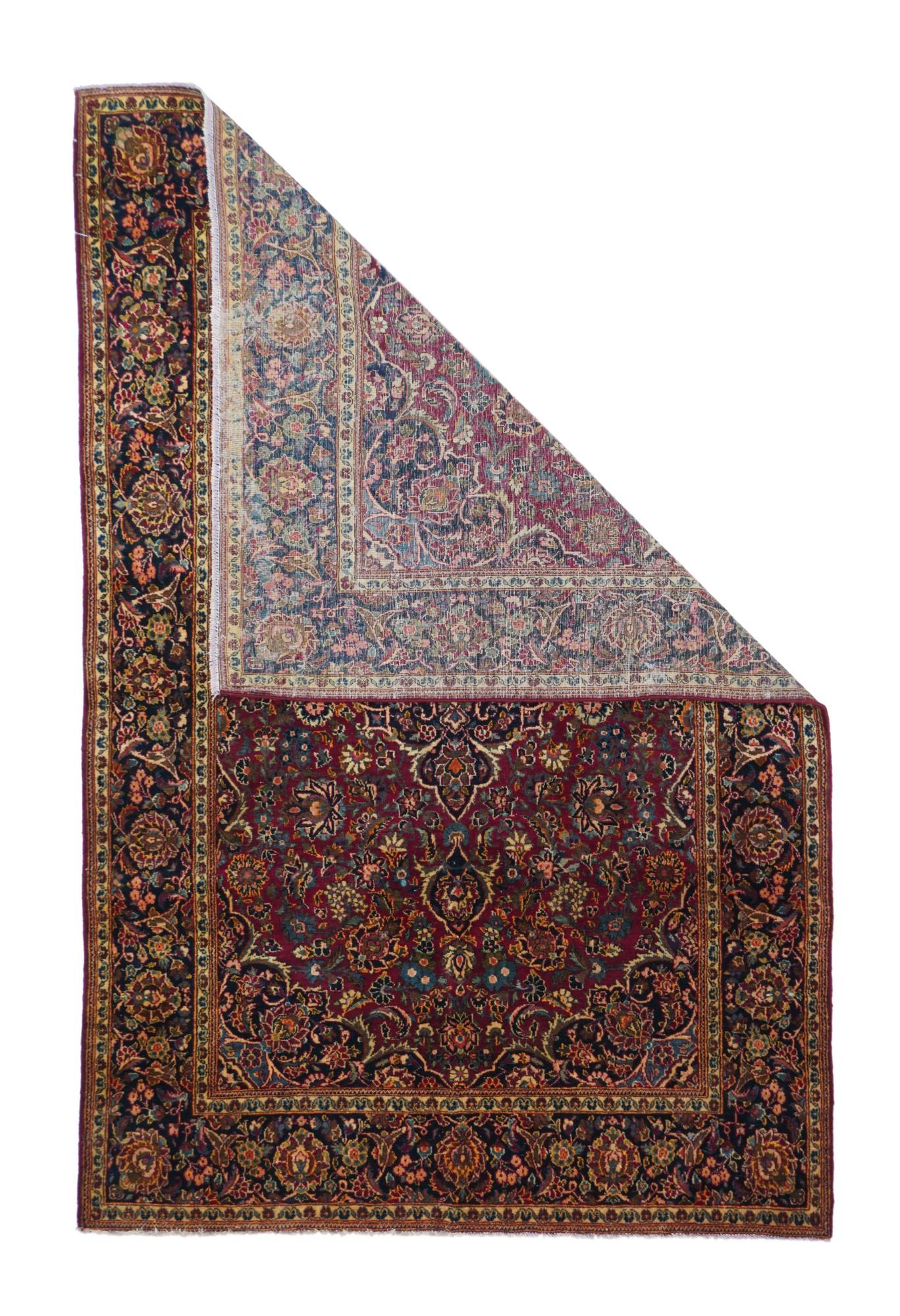 Tapis Vintage Persan Kashan 4'3'' x 6'6''. S'agit-il d'un Kashan à la manière des villages persans du nord-ouest, ou d'une toute autre chose ? Bien qu'il ne soit plus que dans un état moyen, le bleu clair reste extraordinaire. Le champ céruléen