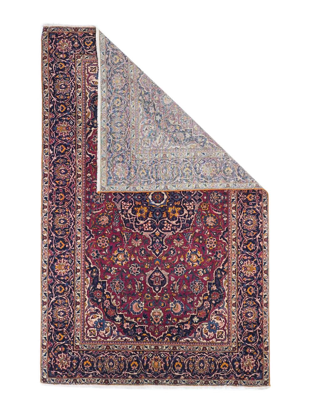 Vintage Persisch Kashan Teppich 4'4'' x 6'10''. ROOMS und Scatters haben das gleiche Kashan-Design-Vokabular mit sattroten, gestuften und akanthusgesäumten Feldern, spitzbogigen, marineblauen Medaillons und en suite Ecken, zweiseitigen