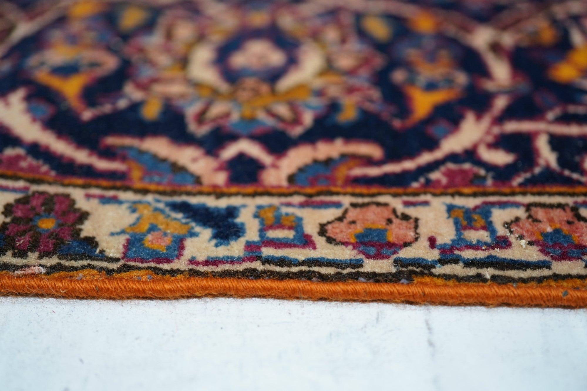 Persischer Kashan-Teppich im Vintage-Stil 4'4'' x 6'10'' (20. Jahrhundert) im Angebot