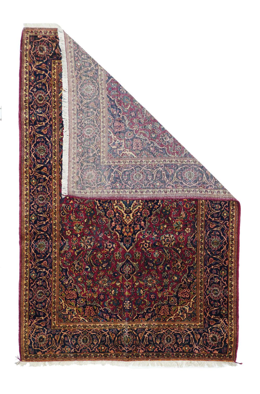 Vintage Persisch Kashan Teppich 4'4'' x 6'7''. Ein rubinrotes Feld, ein marinefarbenes Medaillon und marinefarbene Ecken, die mit gegabelten Arabesken eingefasst sind. Marineblaue Bordüre mit umgekehrten Blütenpalmetten in einem geschichteten,