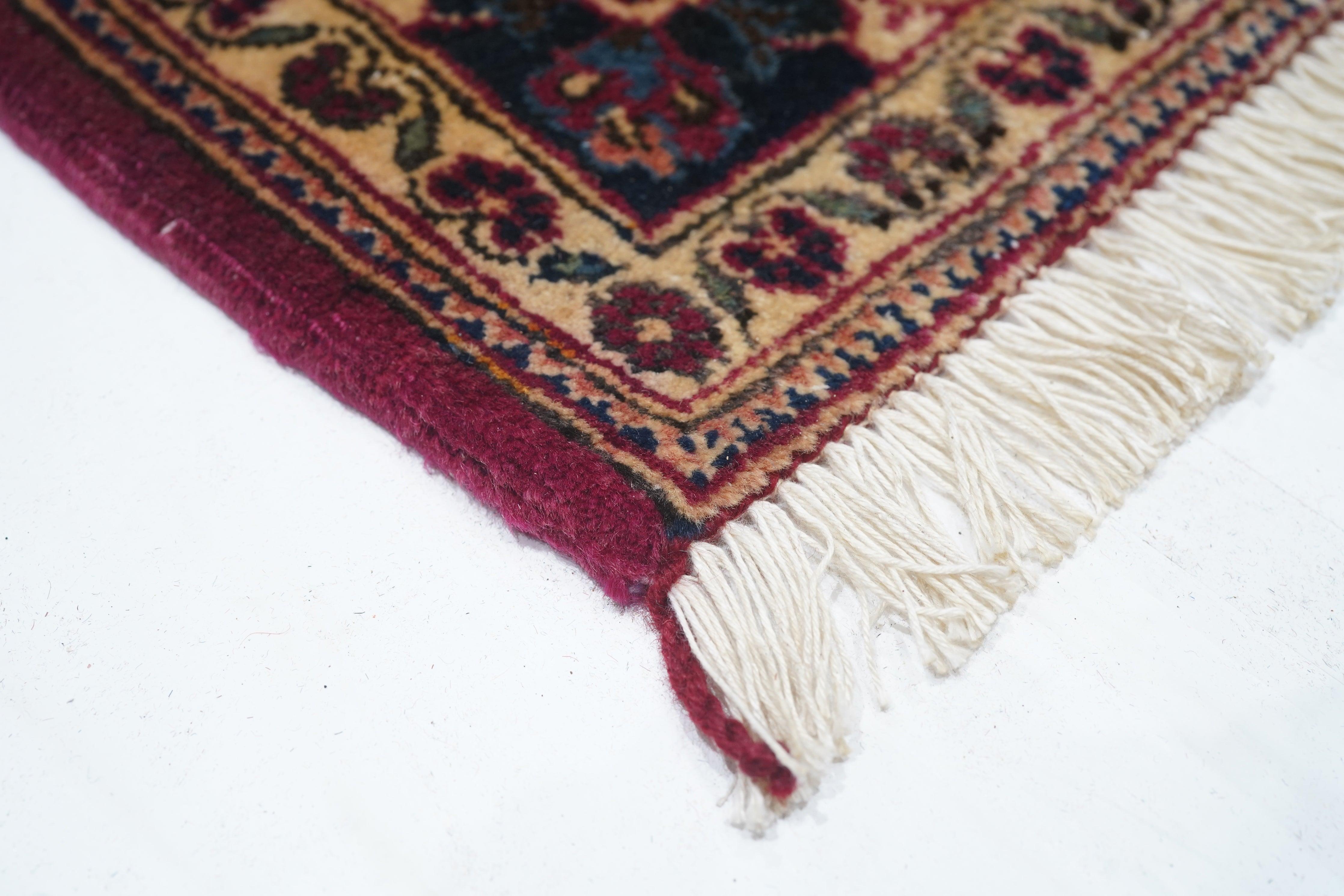 Persischer Kashan-Teppich im Vintage-Stil, 4'4'' x 6'7'' im Zustand „Gut“ im Angebot in New York, NY