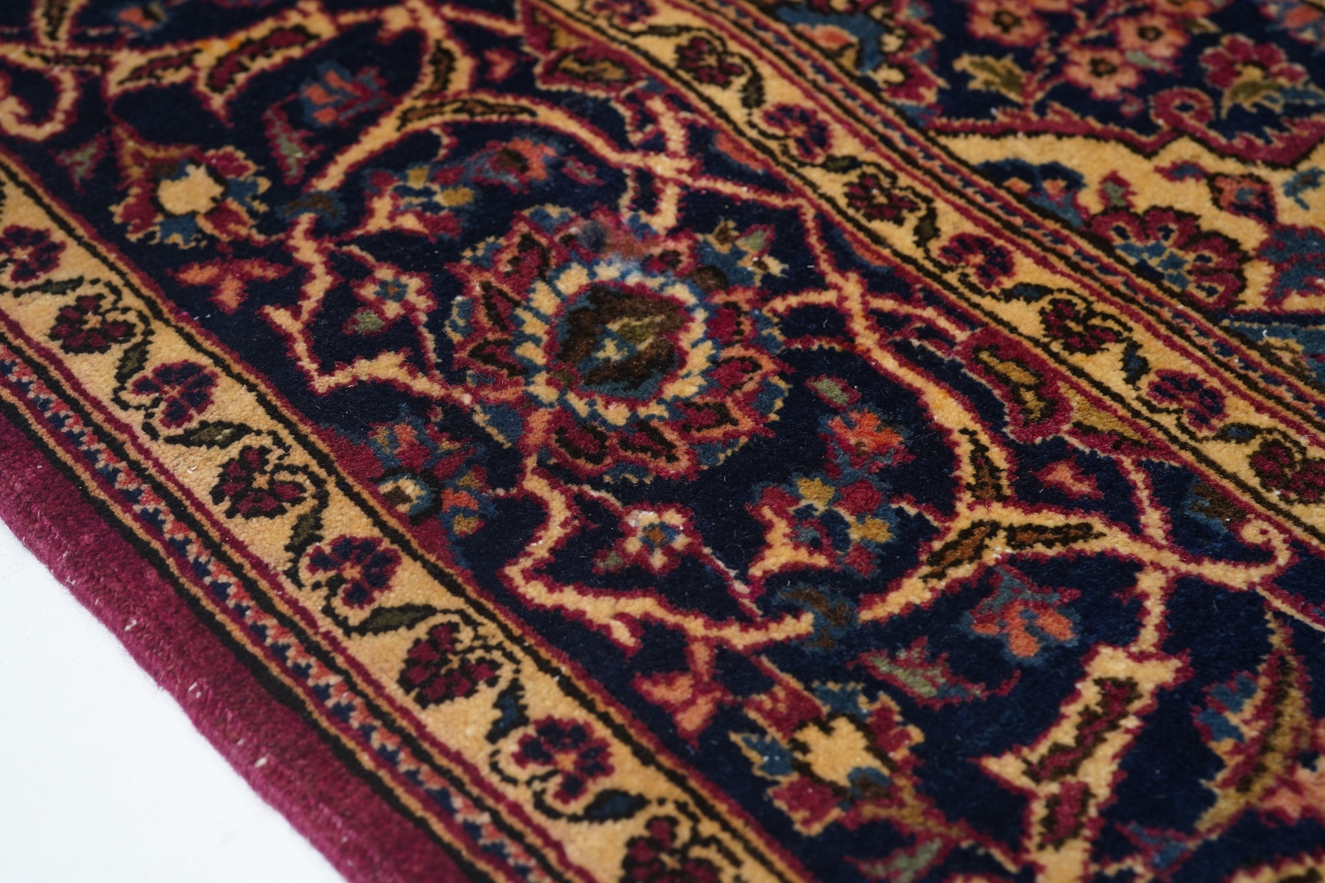 Persischer Kashan-Teppich im Vintage-Stil, 4'4'' x 6'7'' (20. Jahrhundert) im Angebot