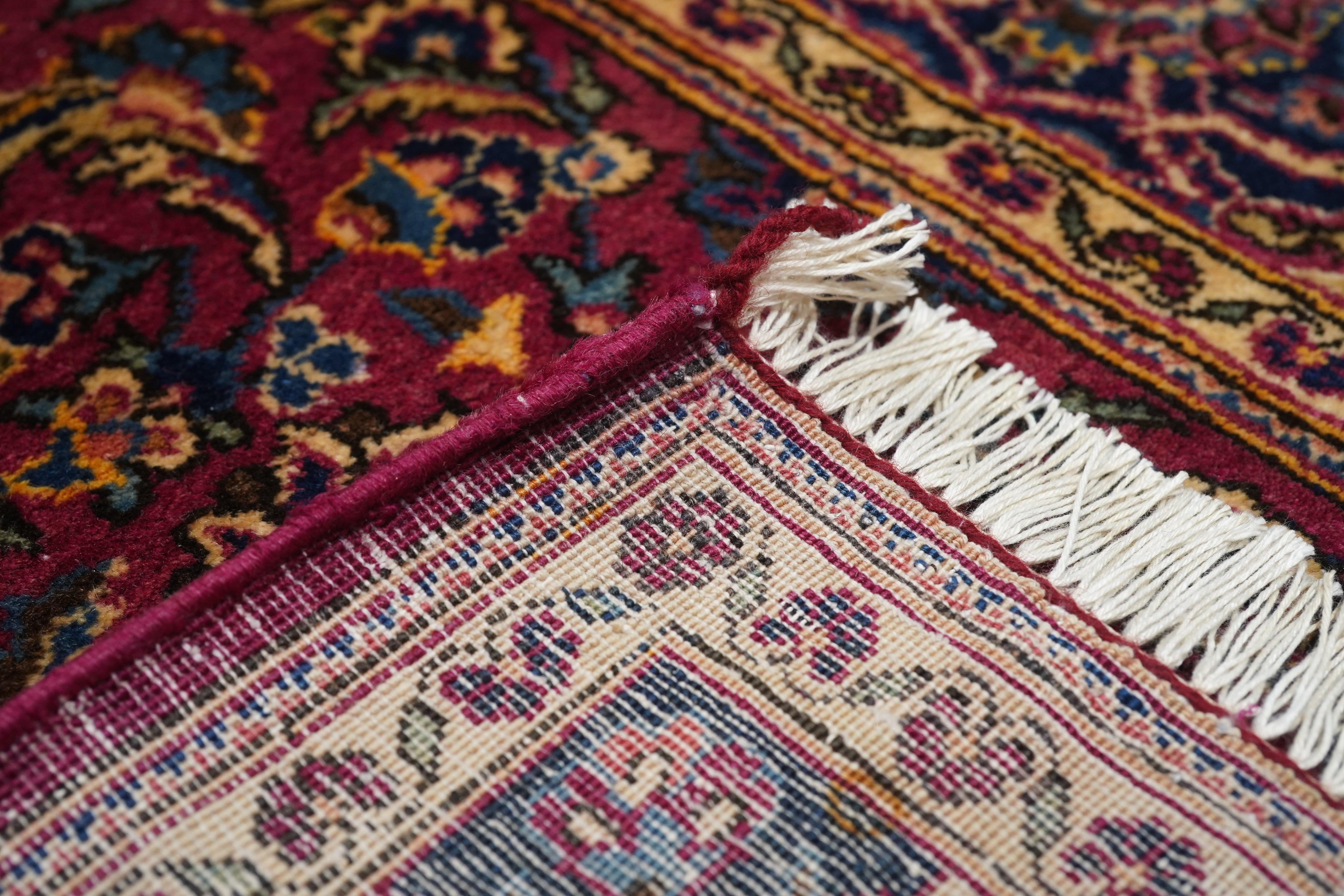 Persischer Kashan-Teppich im Vintage-Stil, 4'4'' x 6'7'' im Angebot 3