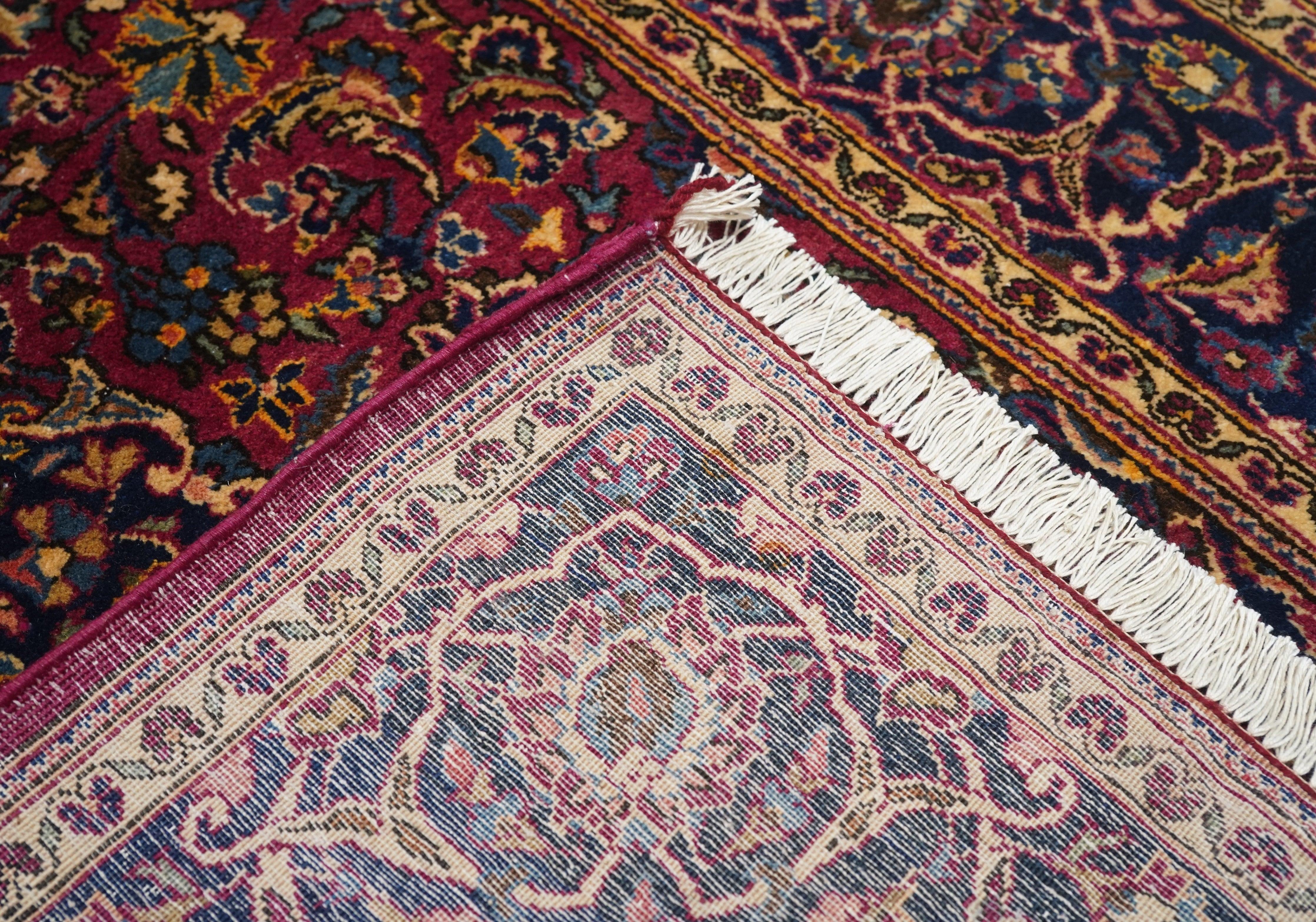 Persischer Kashan-Teppich im Vintage-Stil, 4'4'' x 6'7'' im Angebot 4