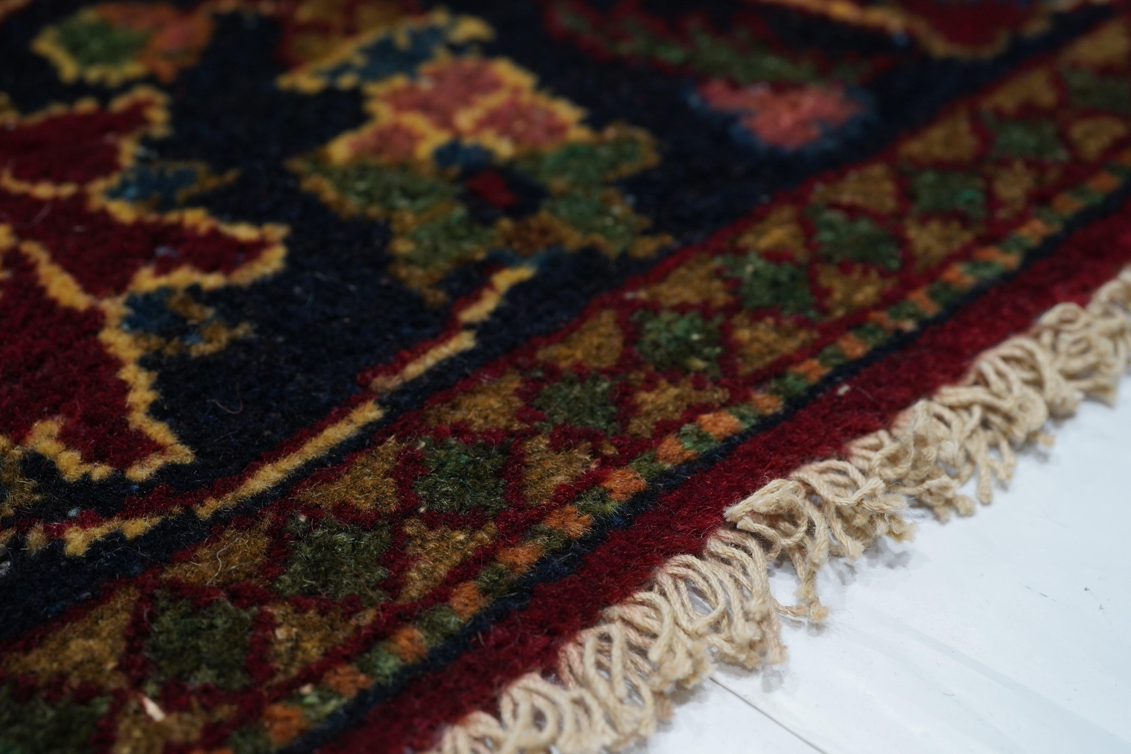 Wool Vintage Persian Kashan Rug 4'6'' x 6'6'' For Sale