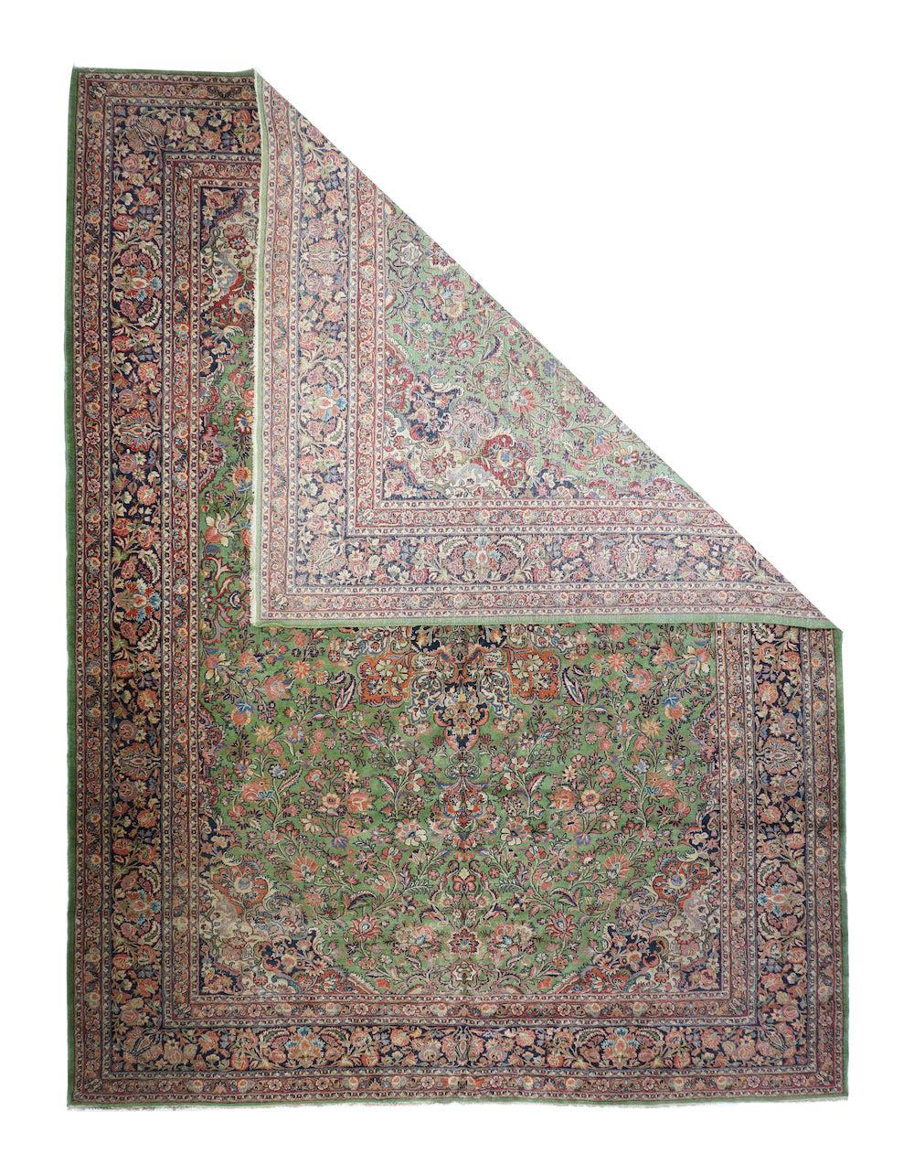 Tappeto persiano vintage Kashan 9'11'' x 13'10''. Questo pezzo degli anni '30 presenta un campo di corallo-rosa con un medaglione a otto fiori pendenti nei toni del rosso, del blu e del sabbia. Le piccole palmette si muovono bilateralmente nel