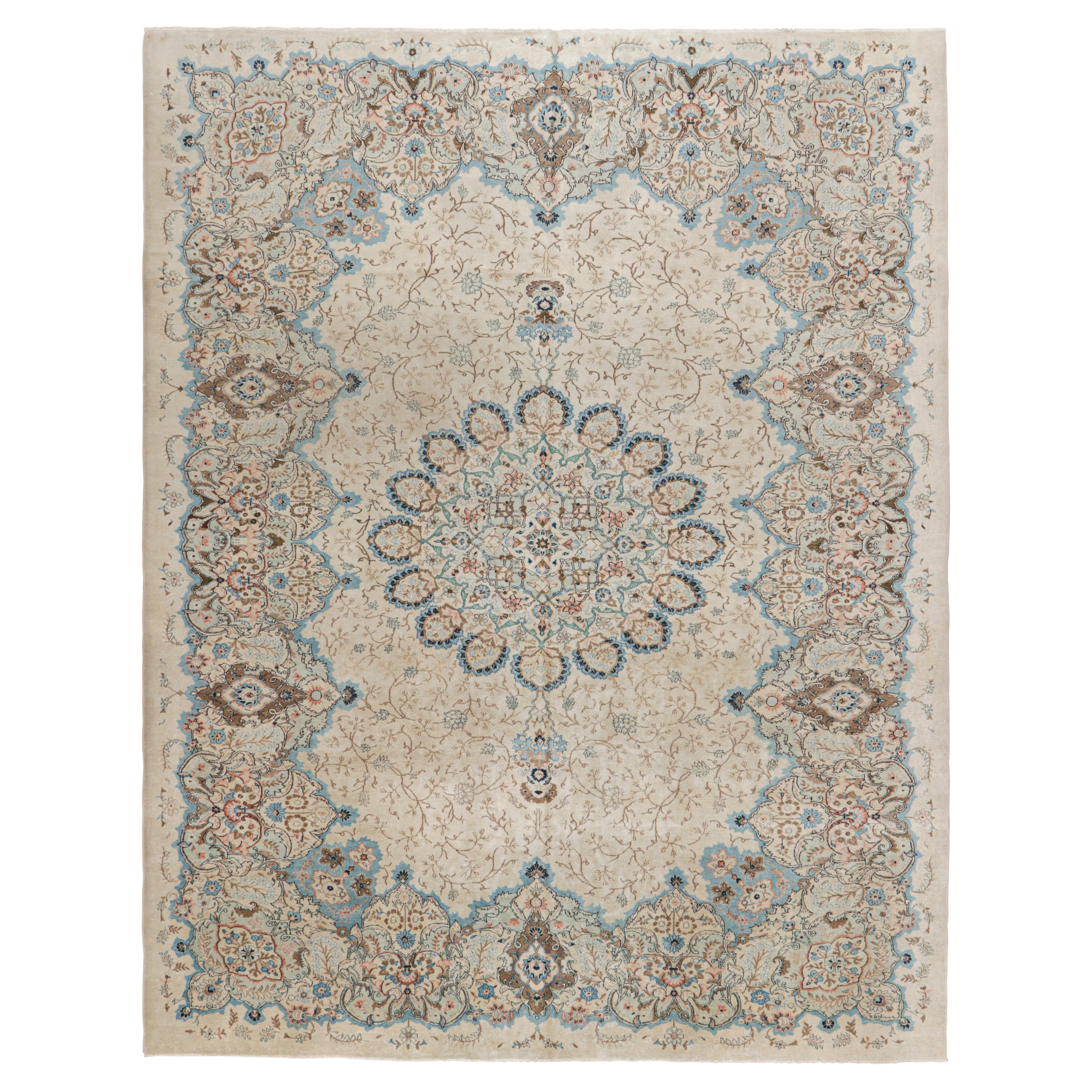 Persischer Kashan-Teppich, beige-braunes und blaues Blumenmedaillon - Rug 
Kilim im Angebot