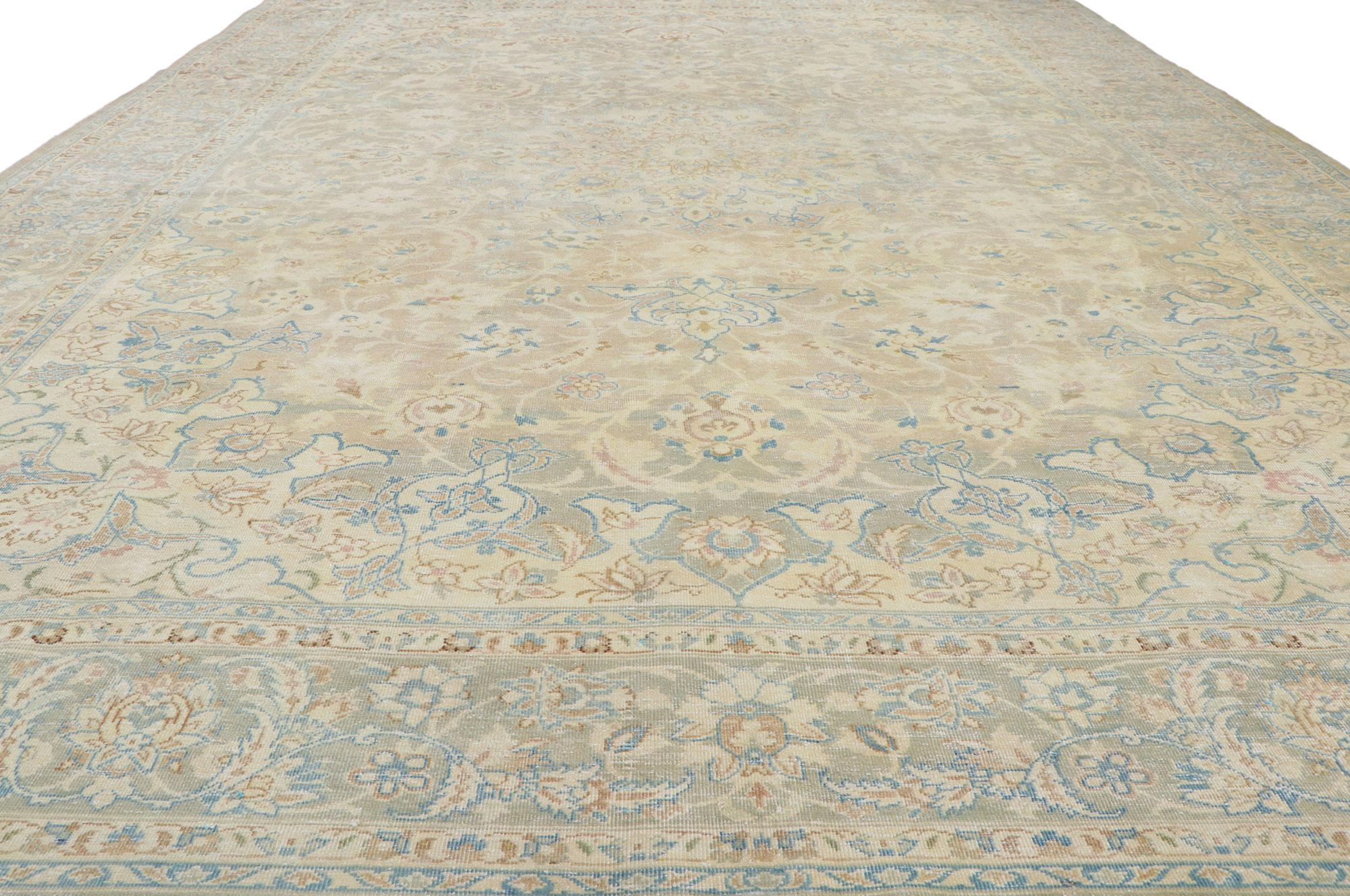 Vintage Persian Kashan Rug, Laid-Back Luxury Meets Relaxed Coastal Elegance In Distressed Condition For Sale In Dallas, TX