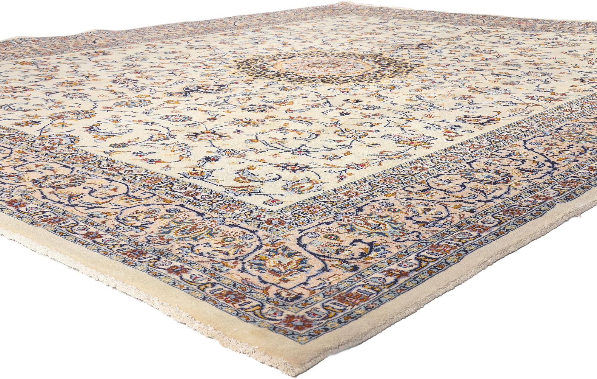 75898 Tappeto persiano vintage Kashan, 09'09  X 12'02.
In un'armoniosa fusione di chic parigino e perpetua eleganza, questo tappeto persiano Kashan vintage in lana annodato a mano ti invita in un regno in cui l'estetica storica del design si
