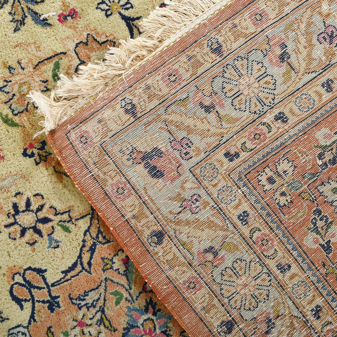 I tappeti Kashan sono tappeti persiani che provengono dalla città di Kashan, situata nell'Iran centrale. Rinomati per la loro eccezionale maestria, i disegni intricati e la qualità lussuosa, i tappeti Kashan sono tra i tappeti persiani più pregiati