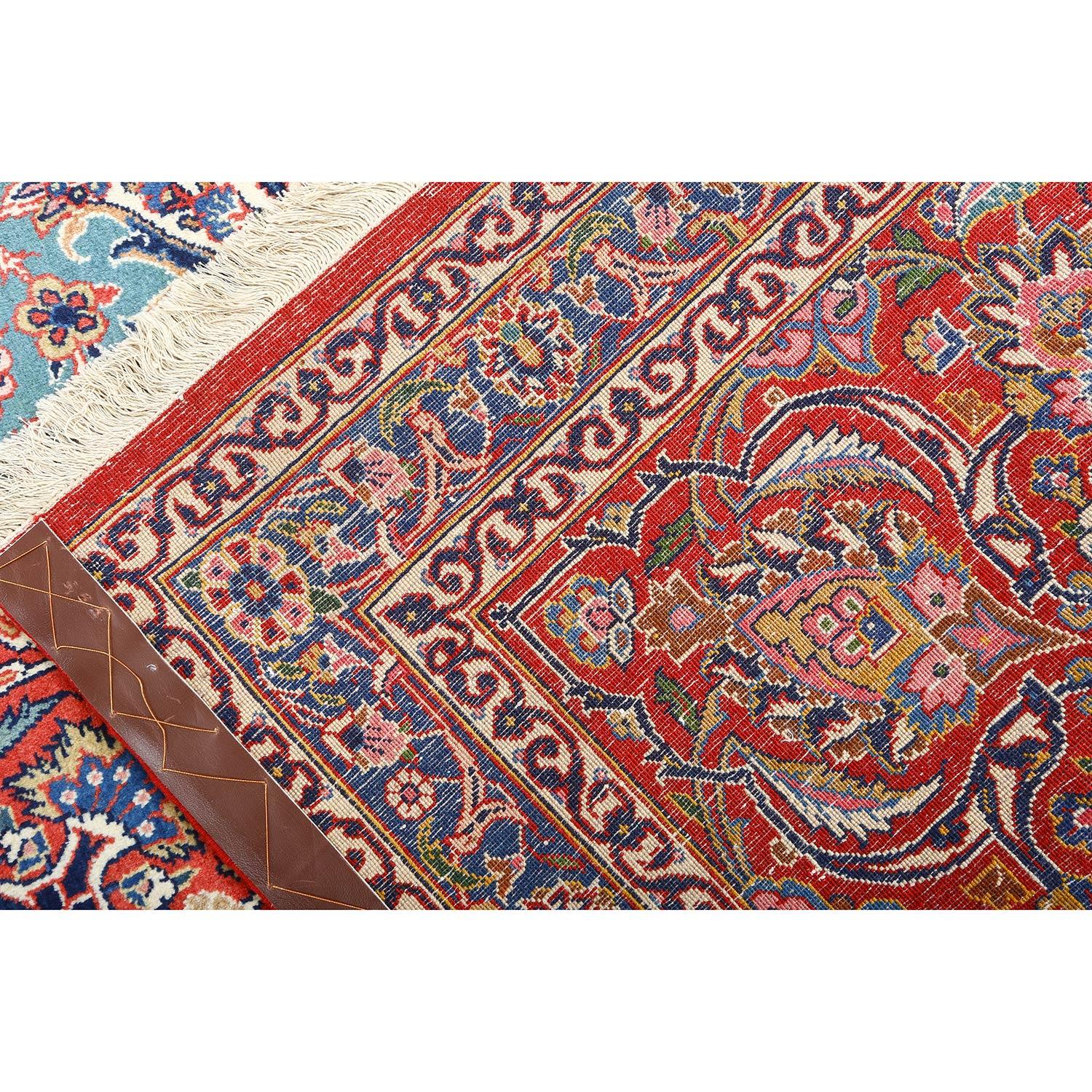 I tappeti Kashan sono tappeti persiani che provengono dalla città di Kashan, situata nell'Iran centrale. Rinomati per la loro eccezionale maestria, i disegni intricati e la qualità lussuosa, i tappeti Kashan sono tra i tappeti persiani più pregiati