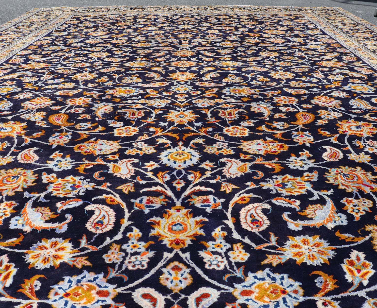 Tapis Vintage Persan Kashan avec Champ Bleu Marine Elegant 9'10 x 13'4 en vente 3