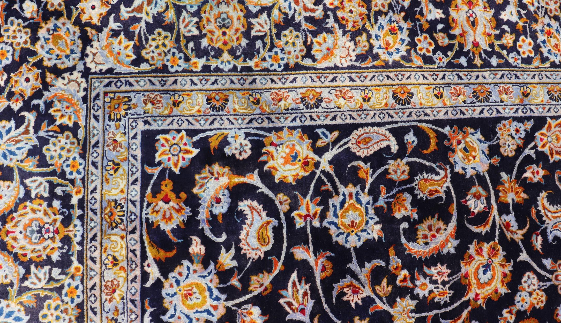 Tapis Vintage Persan Kashan avec Champ Bleu Marine Elegant 9'10 x 13'4 en vente 5