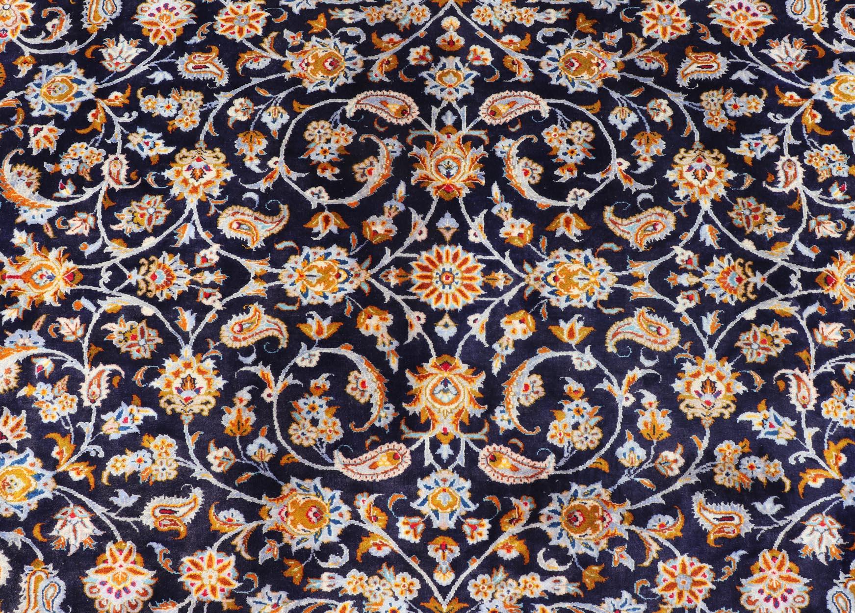 Tapis Vintage Persan Kashan avec Champ Bleu Marine Elegant 9'10 x 13'4 en vente 6