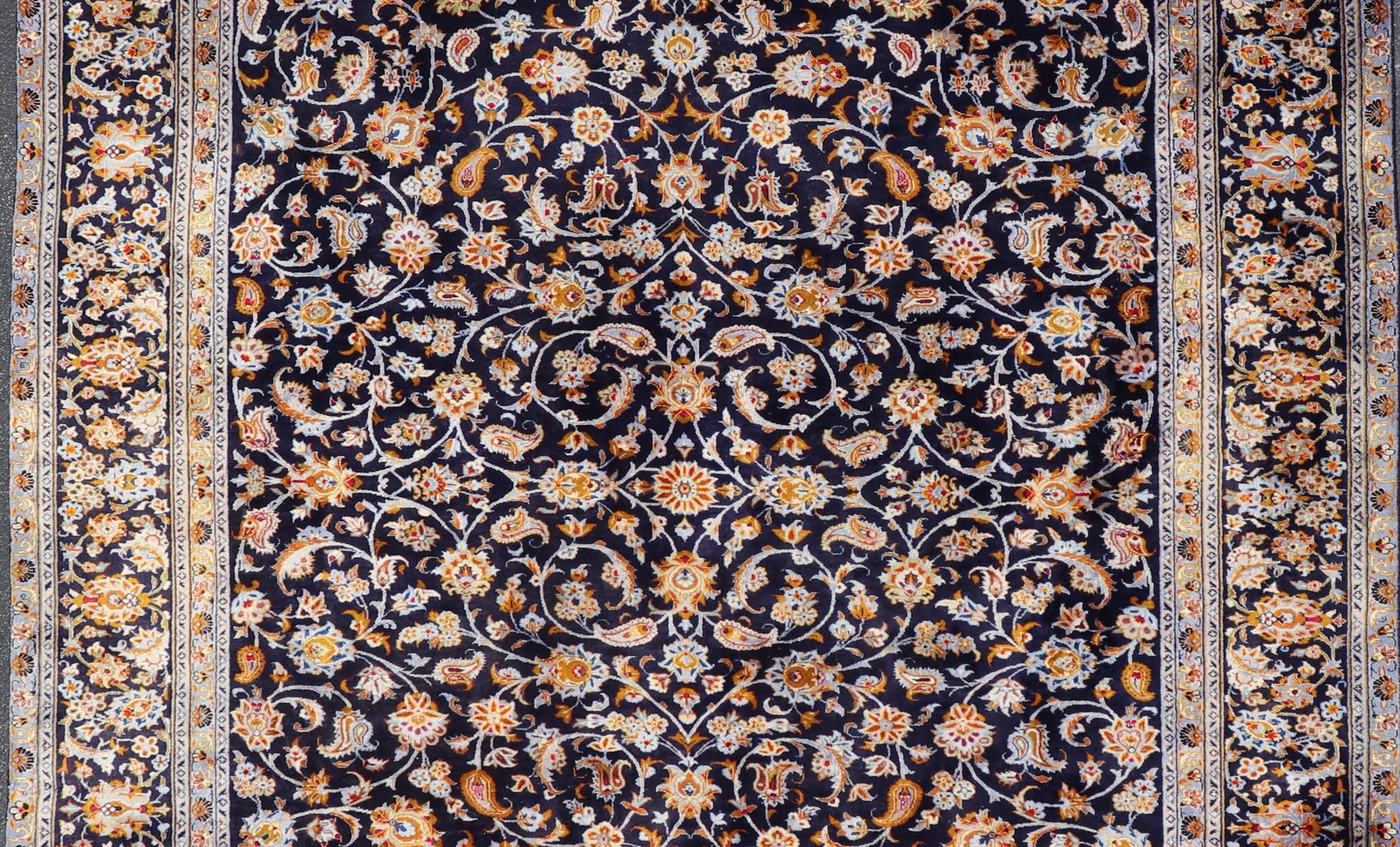 Tapis Vintage Persan Kashan avec Champ Bleu Marine Elegant 9'10 x 13'4 Bon état - En vente à Atlanta, GA