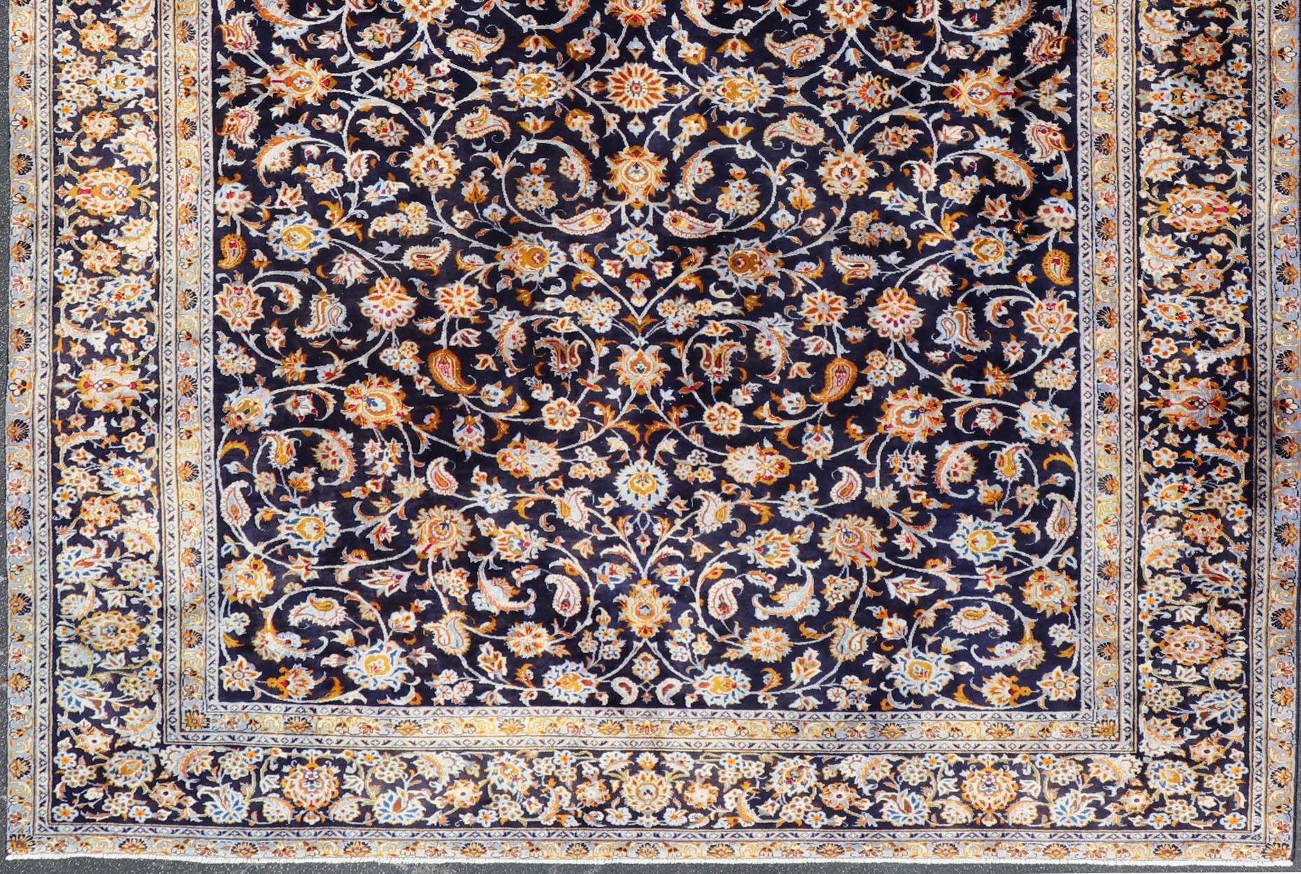 20ième siècle Tapis Vintage Persan Kashan avec Champ Bleu Marine Elegant 9'10 x 13'4 en vente