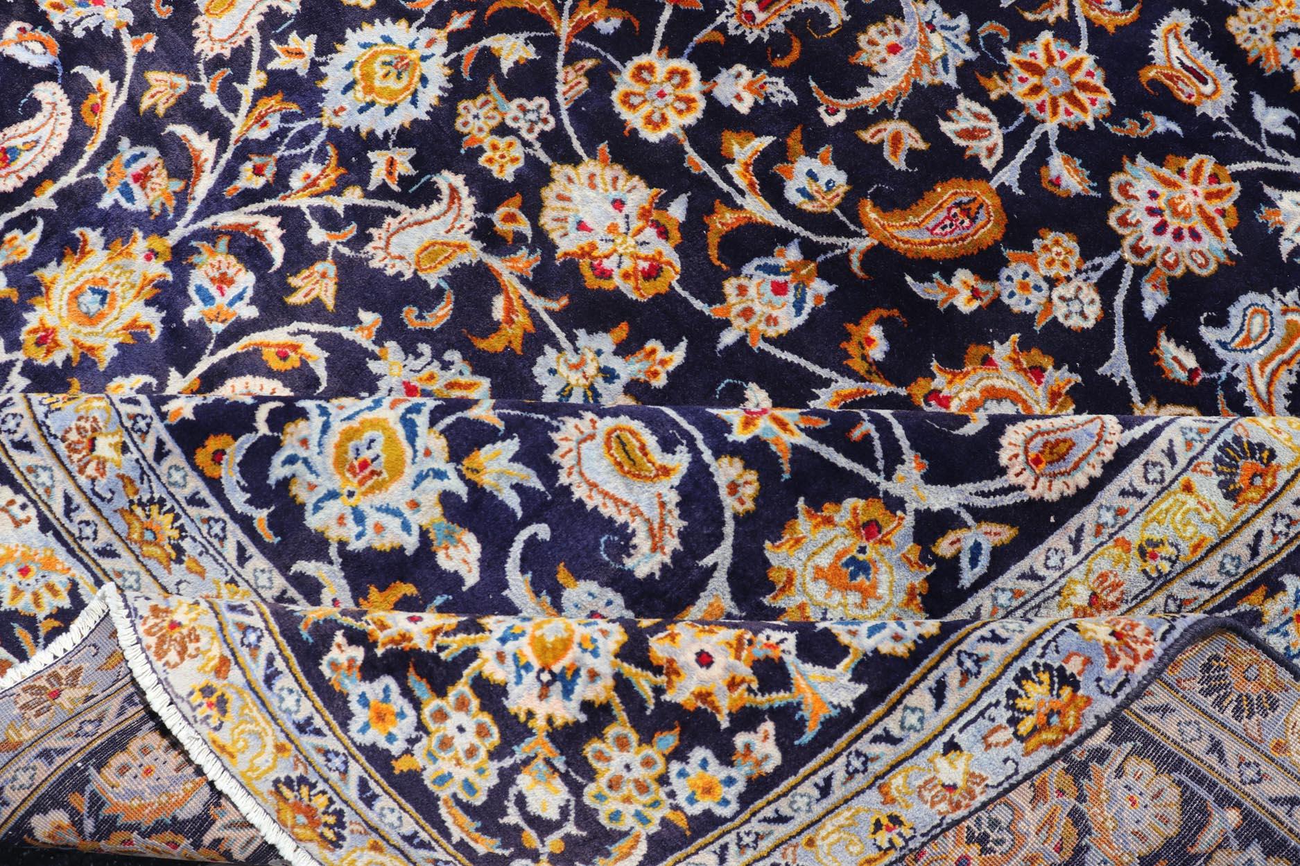 Tapis Vintage Persan Kashan avec Champ Bleu Marine Elegant 9'10 x 13'4 en vente 1