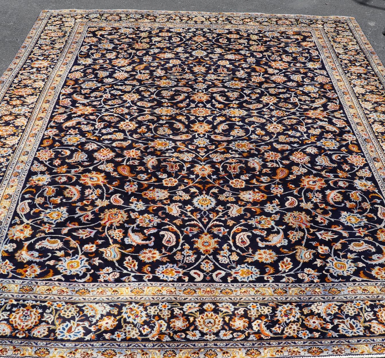 Tapis Vintage Persan Kashan avec Champ Bleu Marine Elegant 9'10 x 13'4 en vente 2