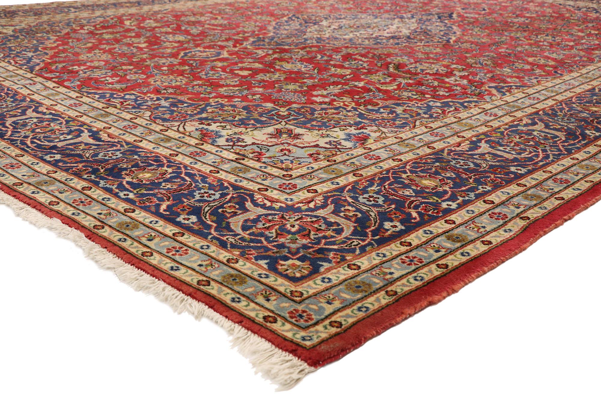 77420 Tapis persan vintage Kashan avec style colonial américain fédéral 09'08 x 12'11. Ce tapis persan vintage en laine nouée à la main, de style traditionnel, présente un médaillon lobé en forme de diamant tricolore, ancré par des fleurons en forme
