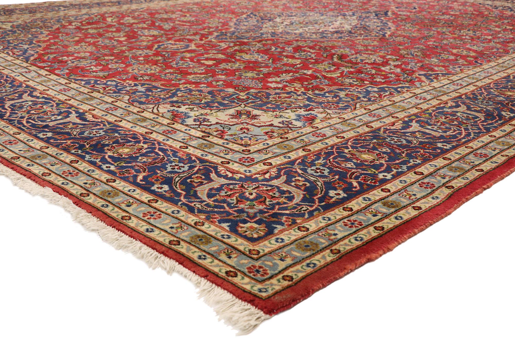 77420 Vintage Persian Kashan Rug mit Federal American Colonial Style 09'08 x 12'11. Dieser handgeknüpfte Teppich aus alter persischer Kaschan-Wolle im traditionellen Stil zeichnet sich durch ein gelapptes dreifarbiges Rautenmedaillon aus, das an