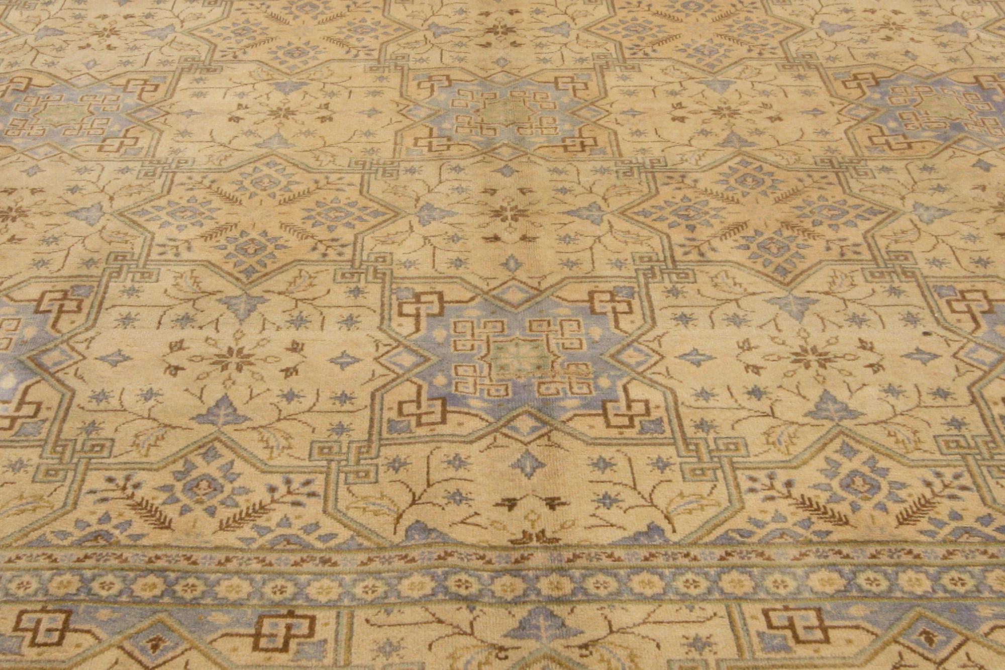 Vintage Persian Kashan Rug with Traditional Style Bon état - En vente à Dallas, TX