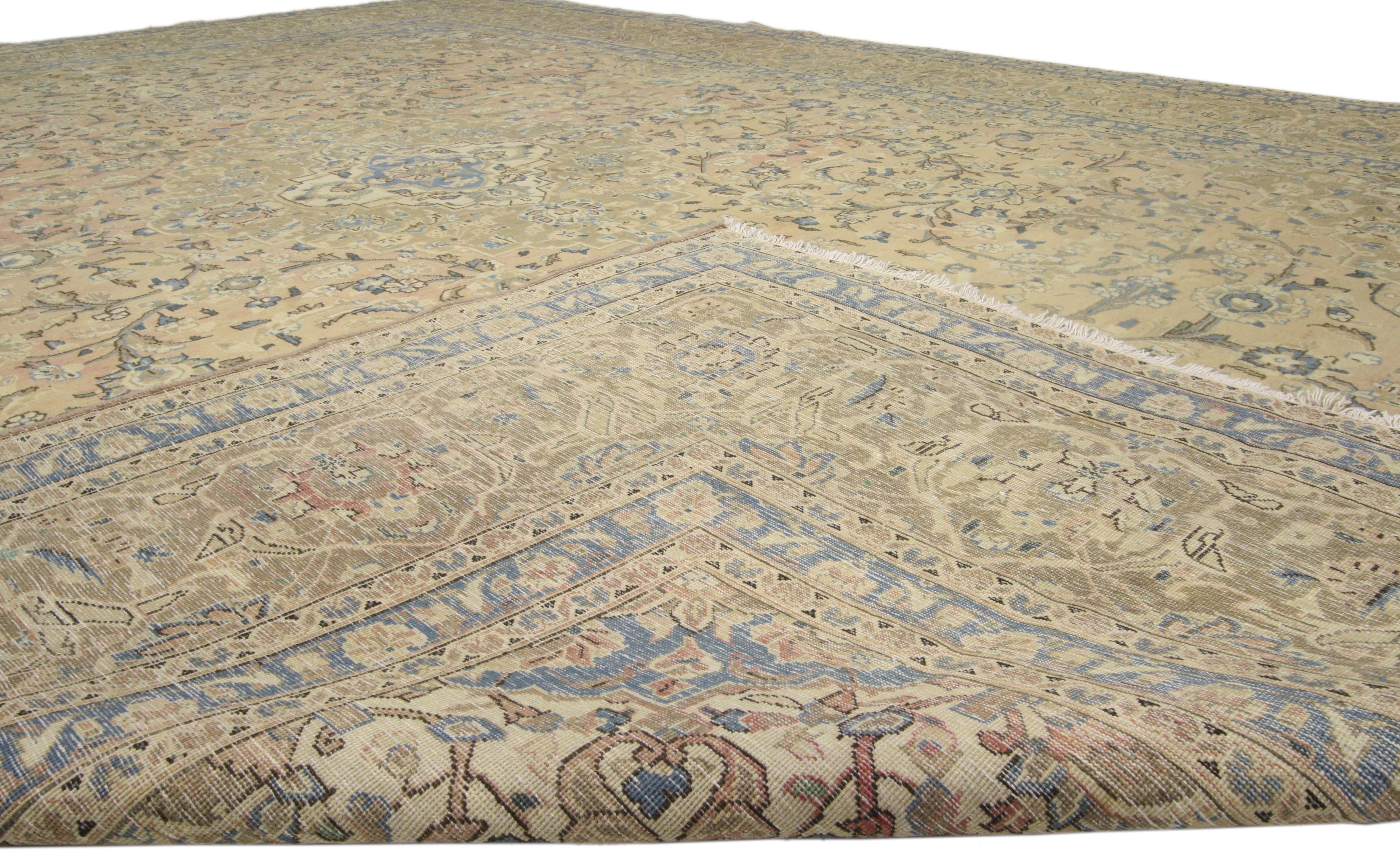 Vintage Persian Kashan Rug with Traditional Style In Good Condition For Sale In Dallas, TX