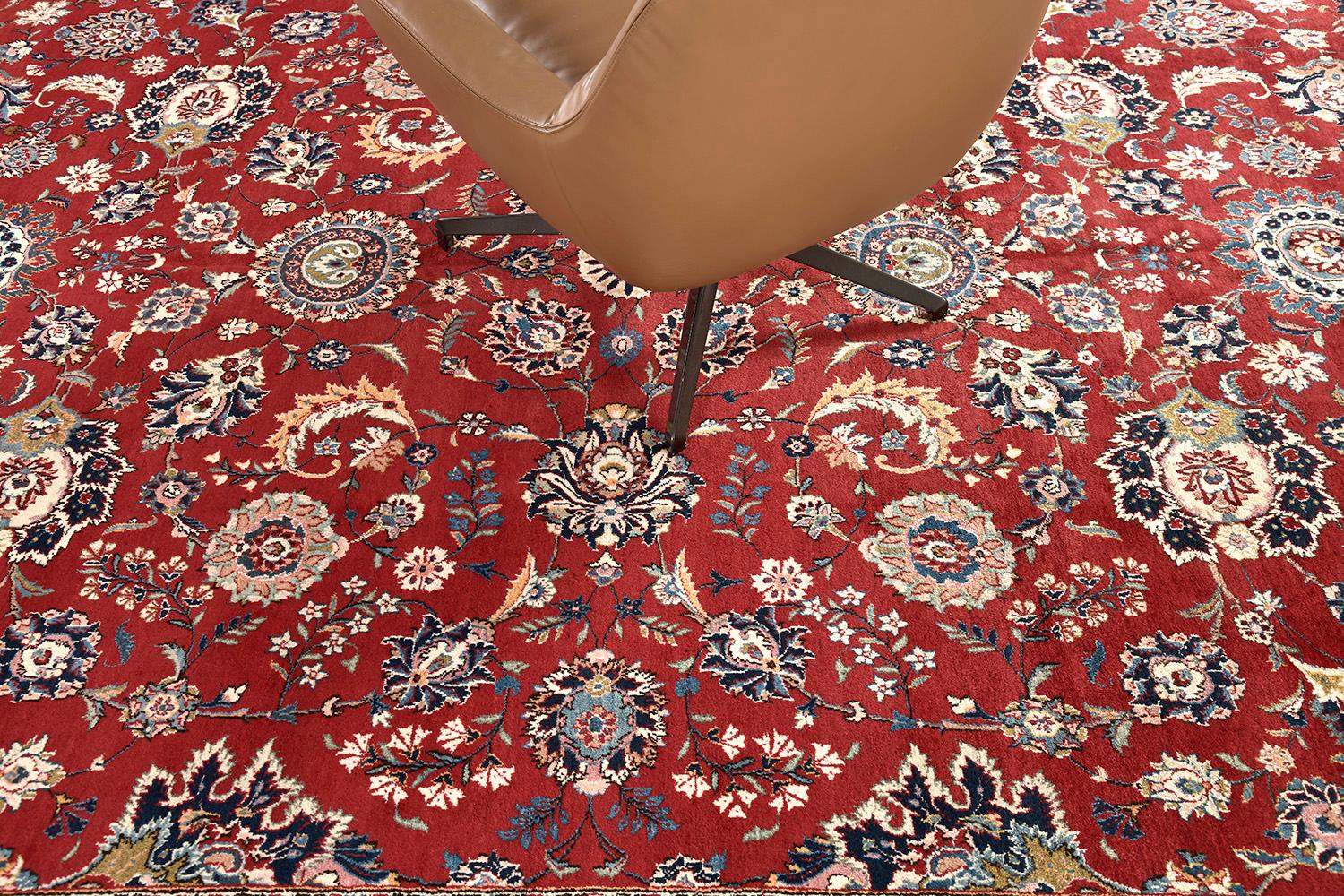 A fabulous masterpiece of Kashan rug that features a penny-worth impact from its every design. At its core, majestically presents a detailed floral theme and leafy scrolls. An effortless combination of various symmetrical symbolic motifs is in the