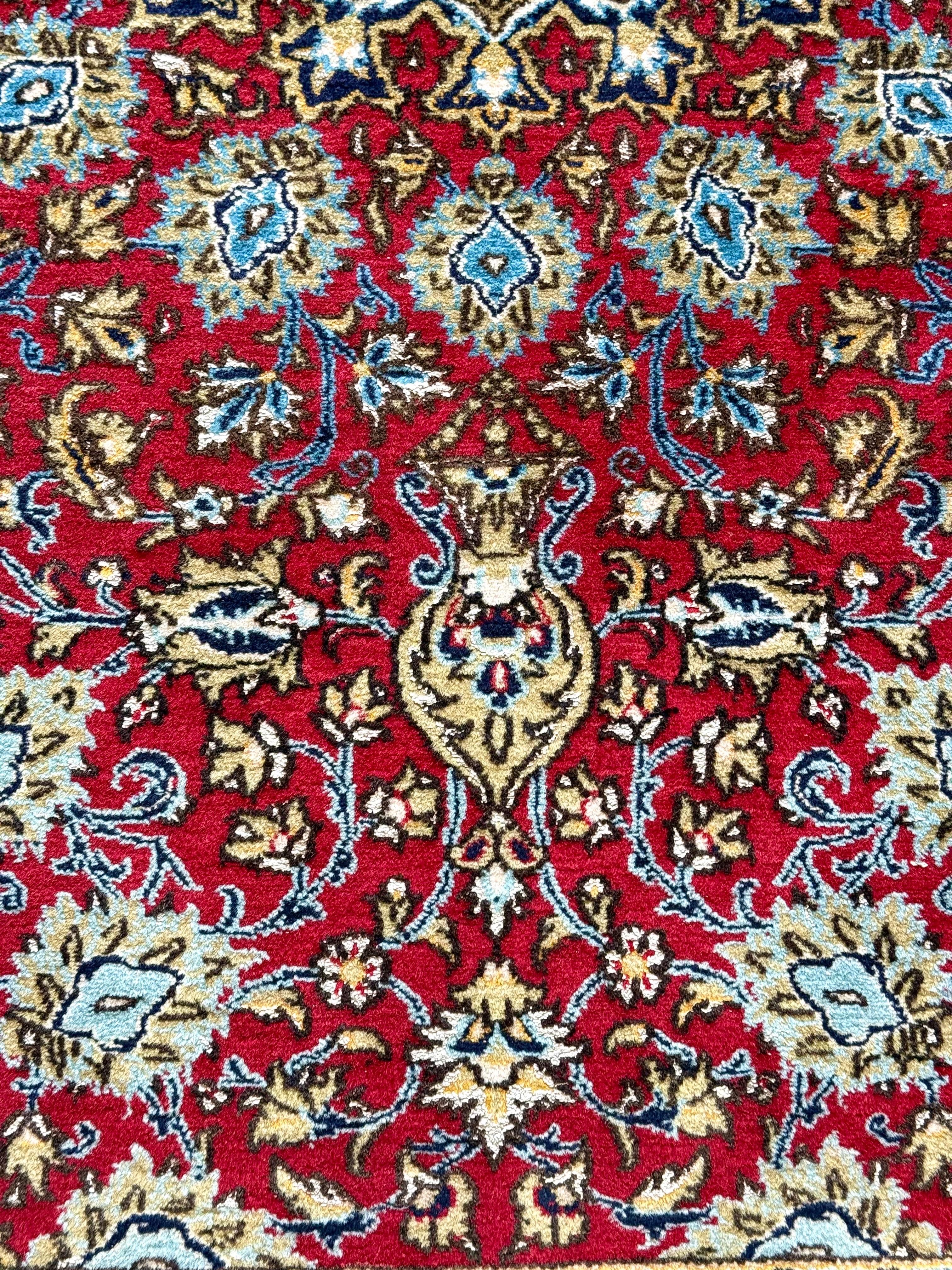 Vintage Persian Kashan Wool Rug with Red Field and Floral Medallion In Good Condition For Sale In LA CIOTAT, FR