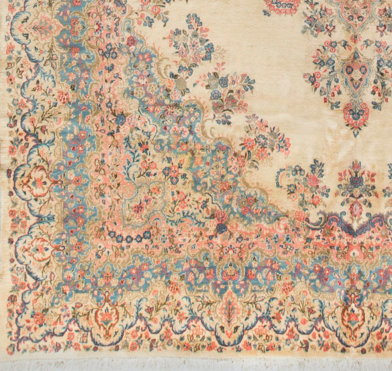 Antiker persischer feiner Kazvin Elfenbein / Hellblauer Teppich, um 1920 13'4 x 16'3 (Persisch) im Angebot