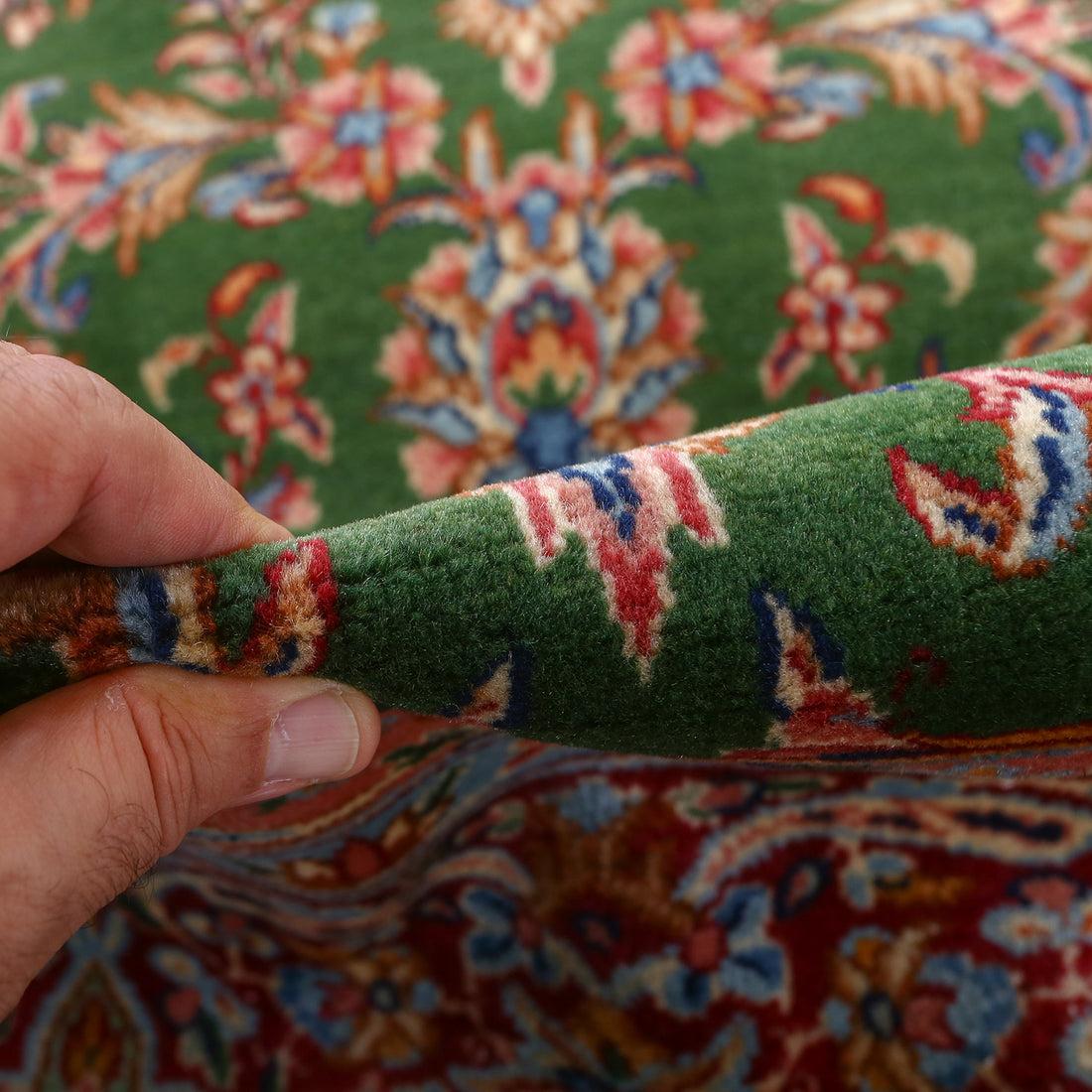 Tappeto Vintage Kerman Arjomand in Kork e cotone 11'4 X 8'2
 
 Key Detail:
 Pile: Kork
 Fondazione: Cotone
 Origine: Kerman Coppia di Arjomand
 Design: Medaglione centrale
 Età approssimativa: 70 anni
 Qualità (KPI): 400
 Condizioni: Buono
