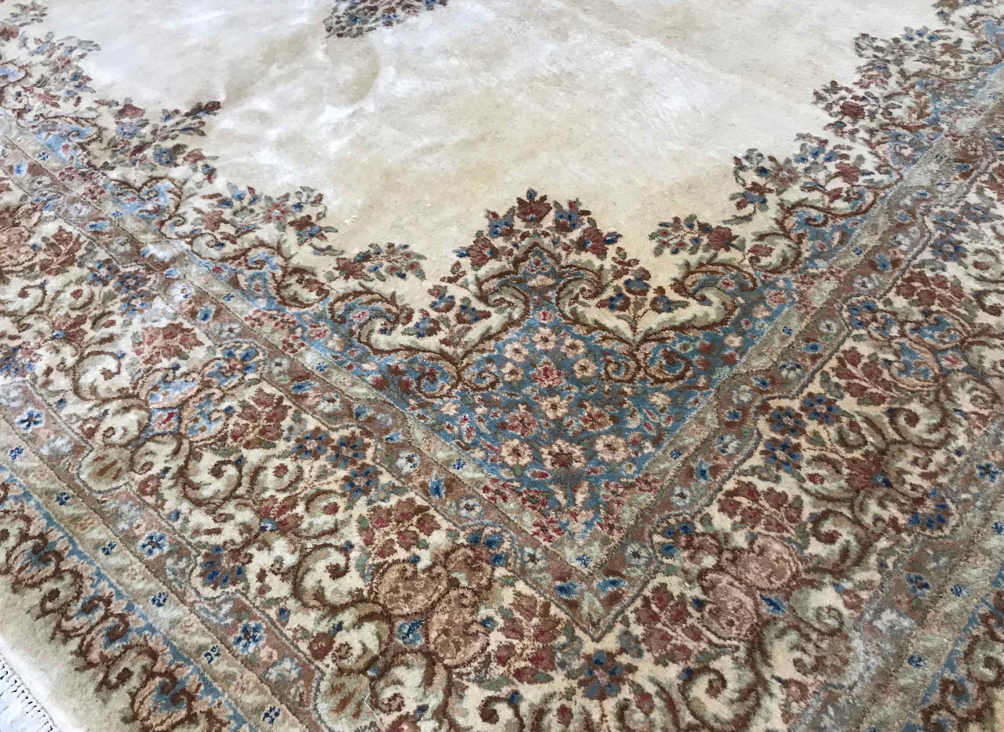 Alter persischer Kerman, um 1940. Dieser große Teppich hat ein wunderbar weiches zentrales Feld, gefüllt mit floralen Mustern, die ein zentrales Medaillon in sanften Blautönen umgeben, das sich bis in die Bordüre erstreckt, um ein entspanntes und