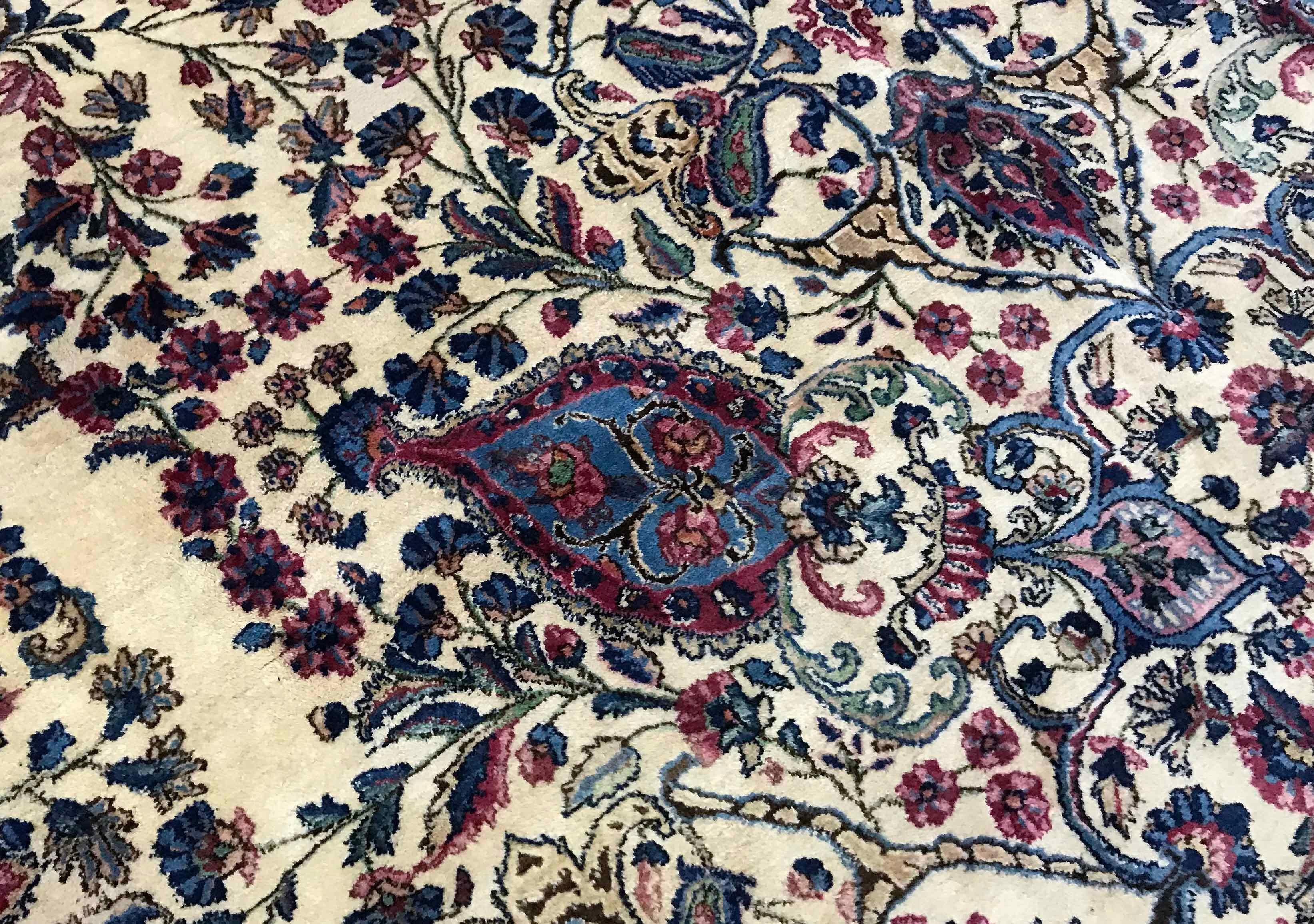 Traditioneller handgewebter, luxuriöser, Vintage-Perserteppich Kerman in Elfenbein / Blau, um 1940 (Persisch) im Angebot